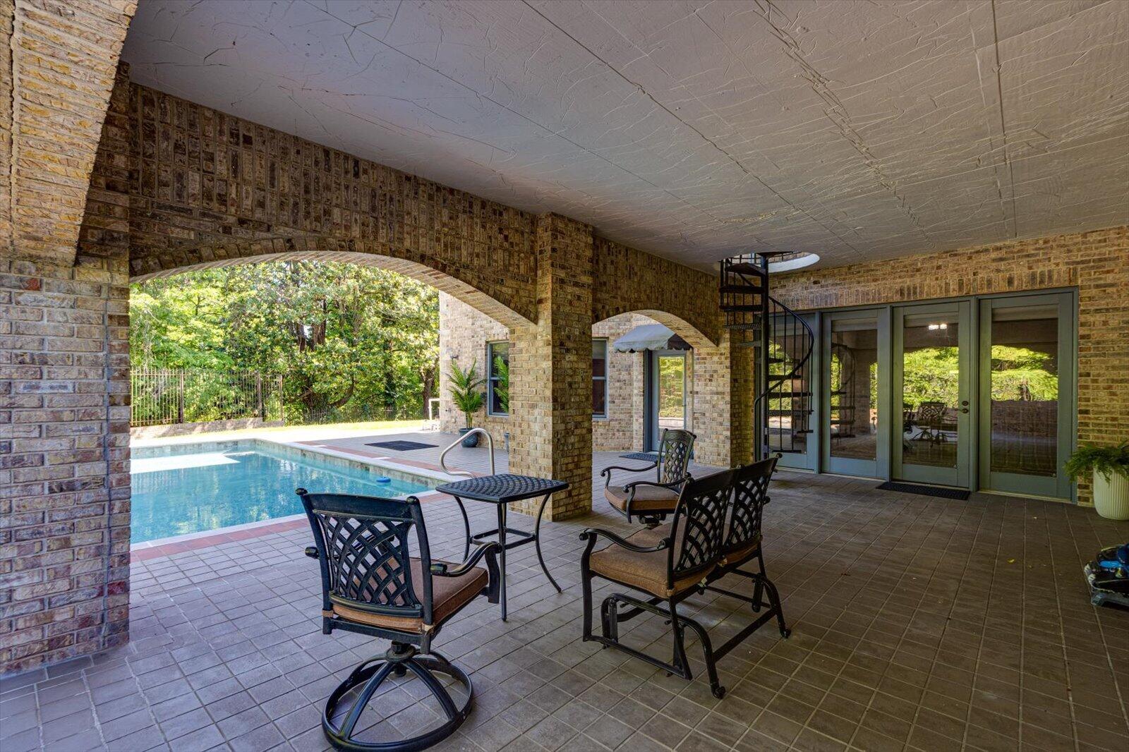 551 N Crest Court