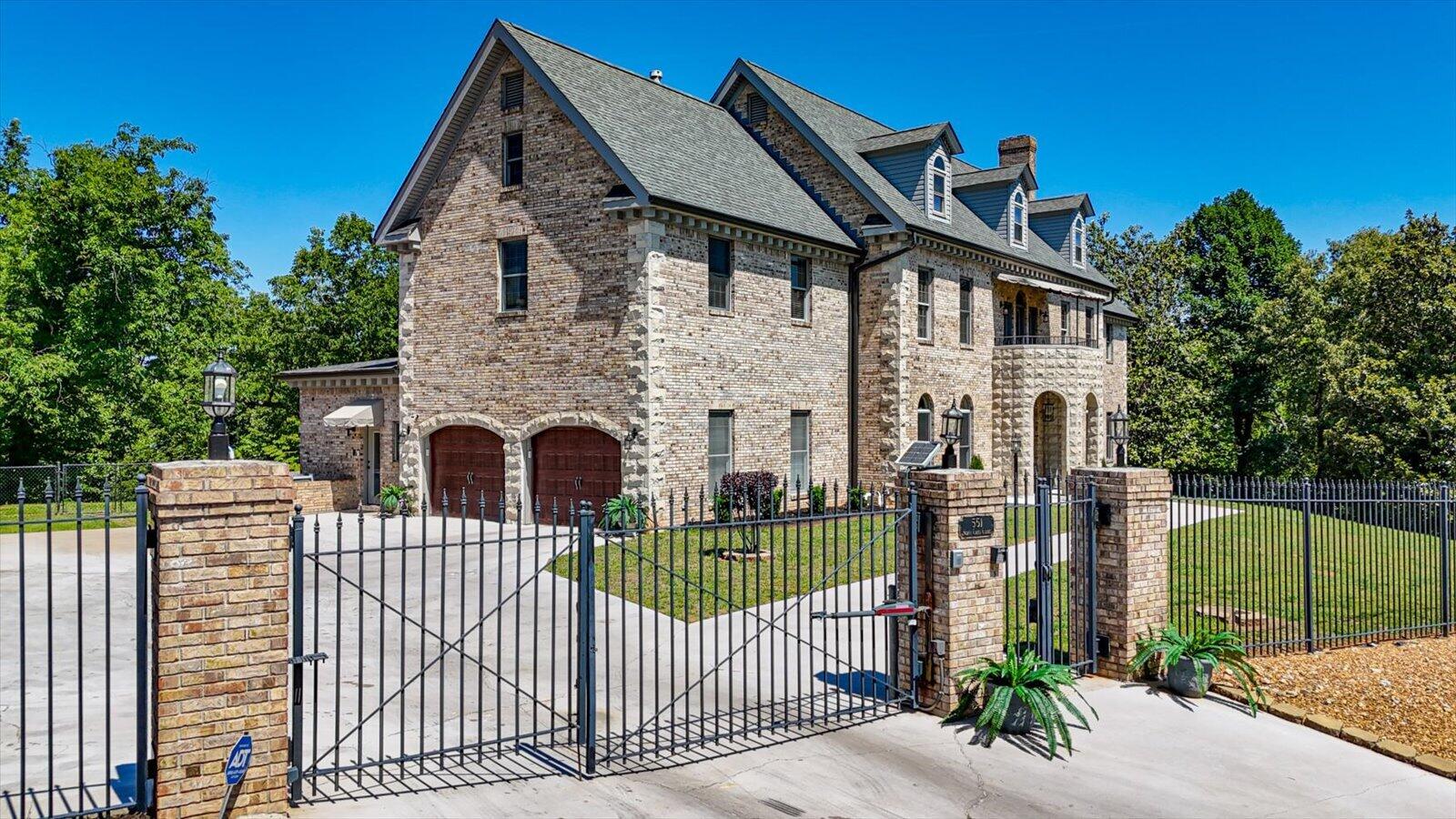 551 N Crest Court