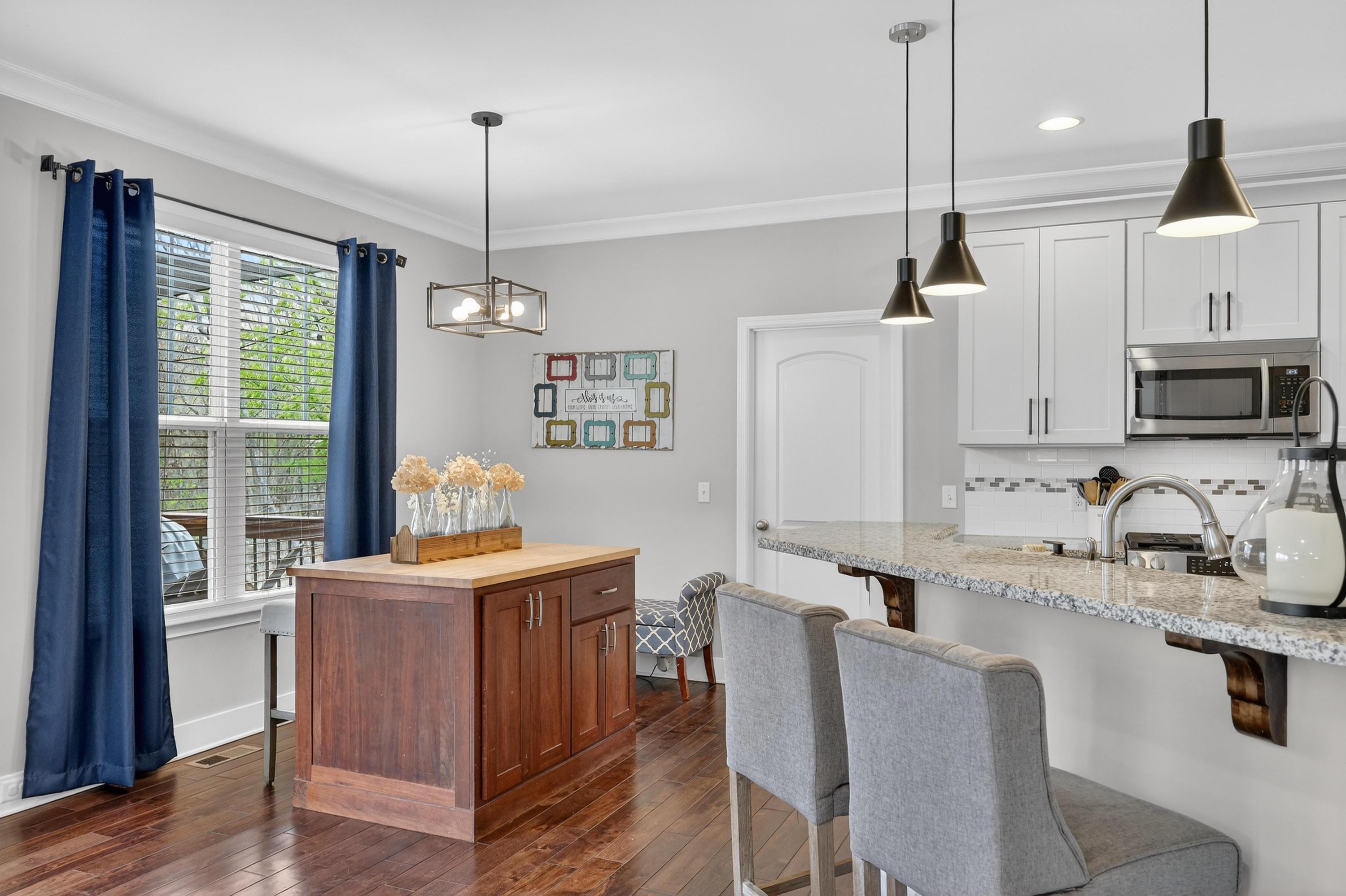 6582 Frankfurt Road