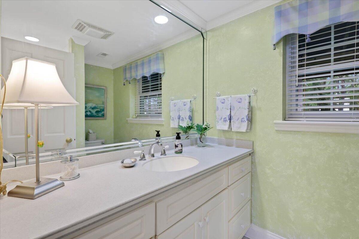 121 N Palisades Drive
