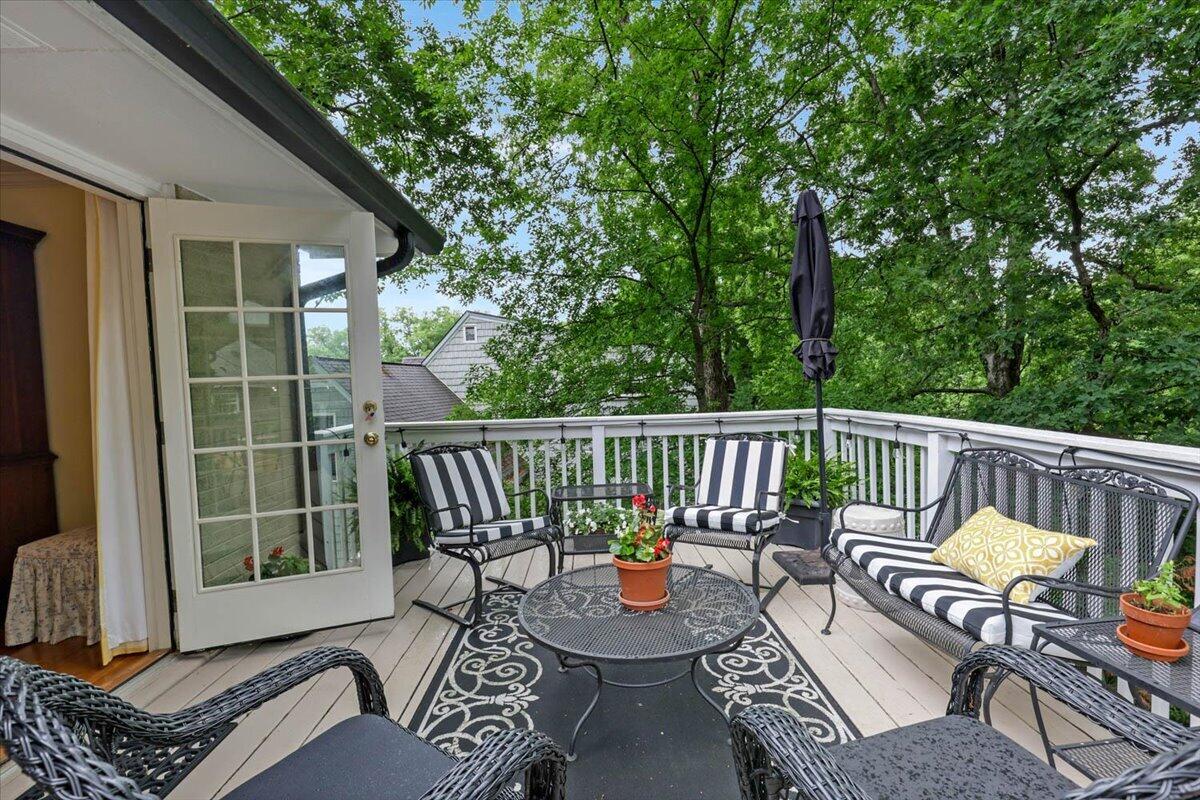 121 N Palisades Drive