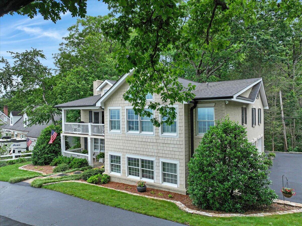 121 N Palisades Drive