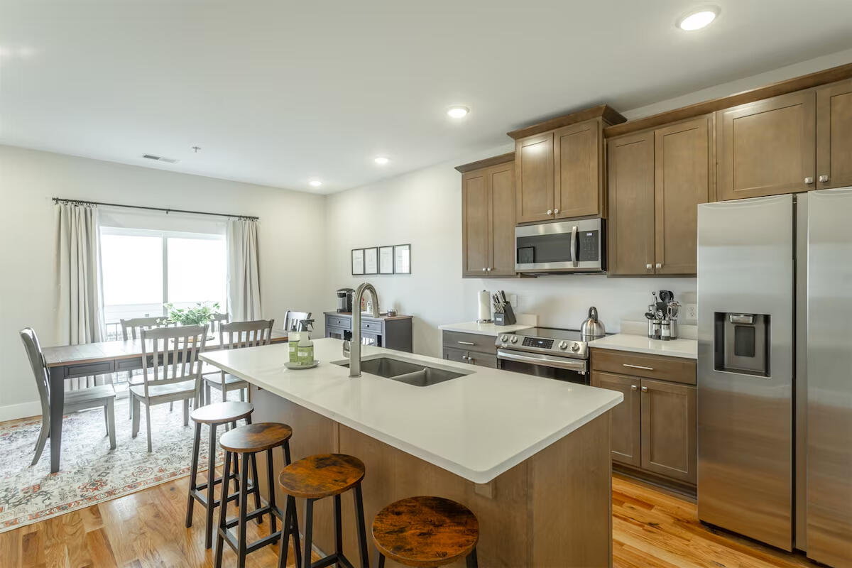 917 E 17th Street, 105