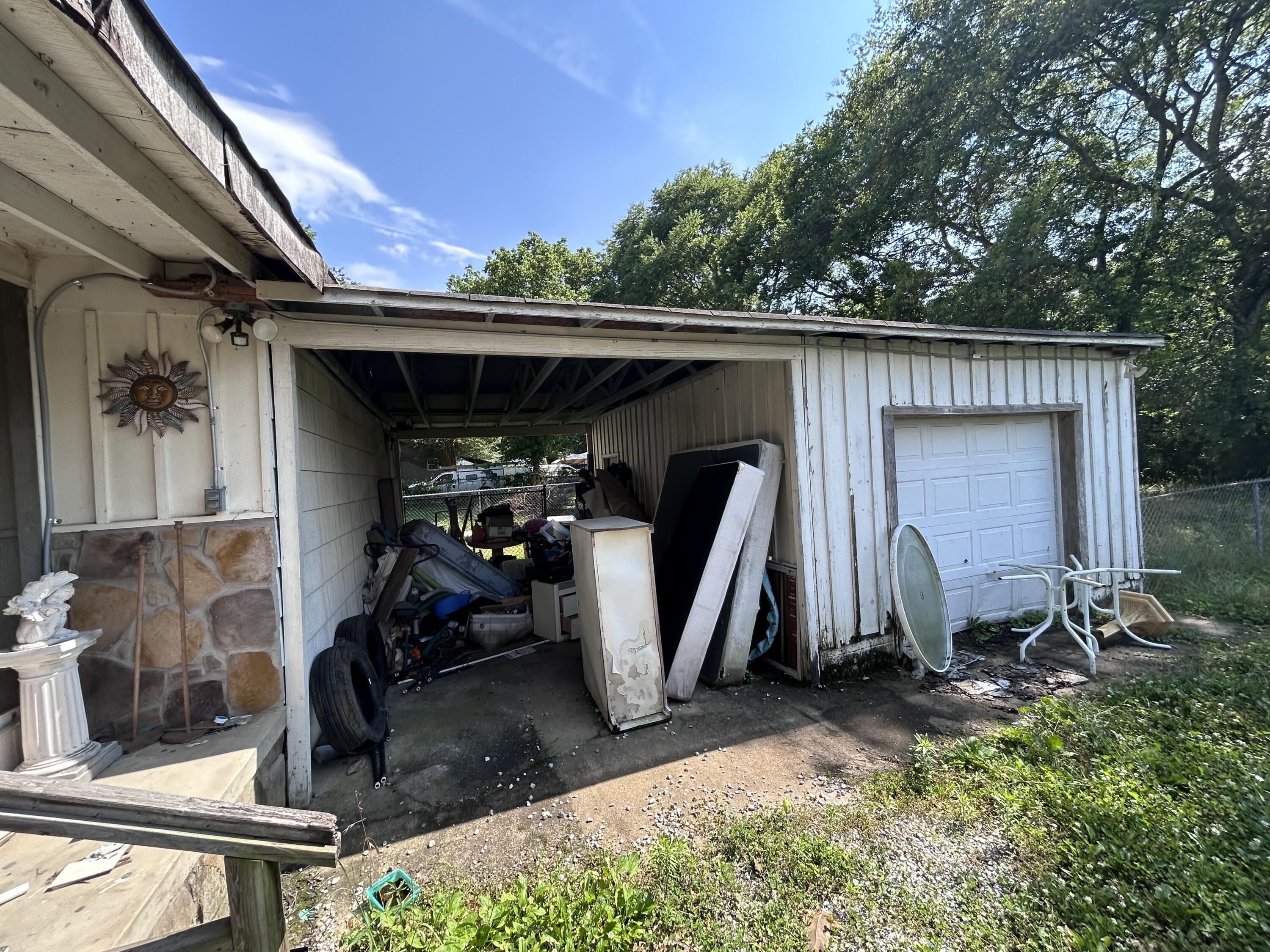 584 W State Line Road