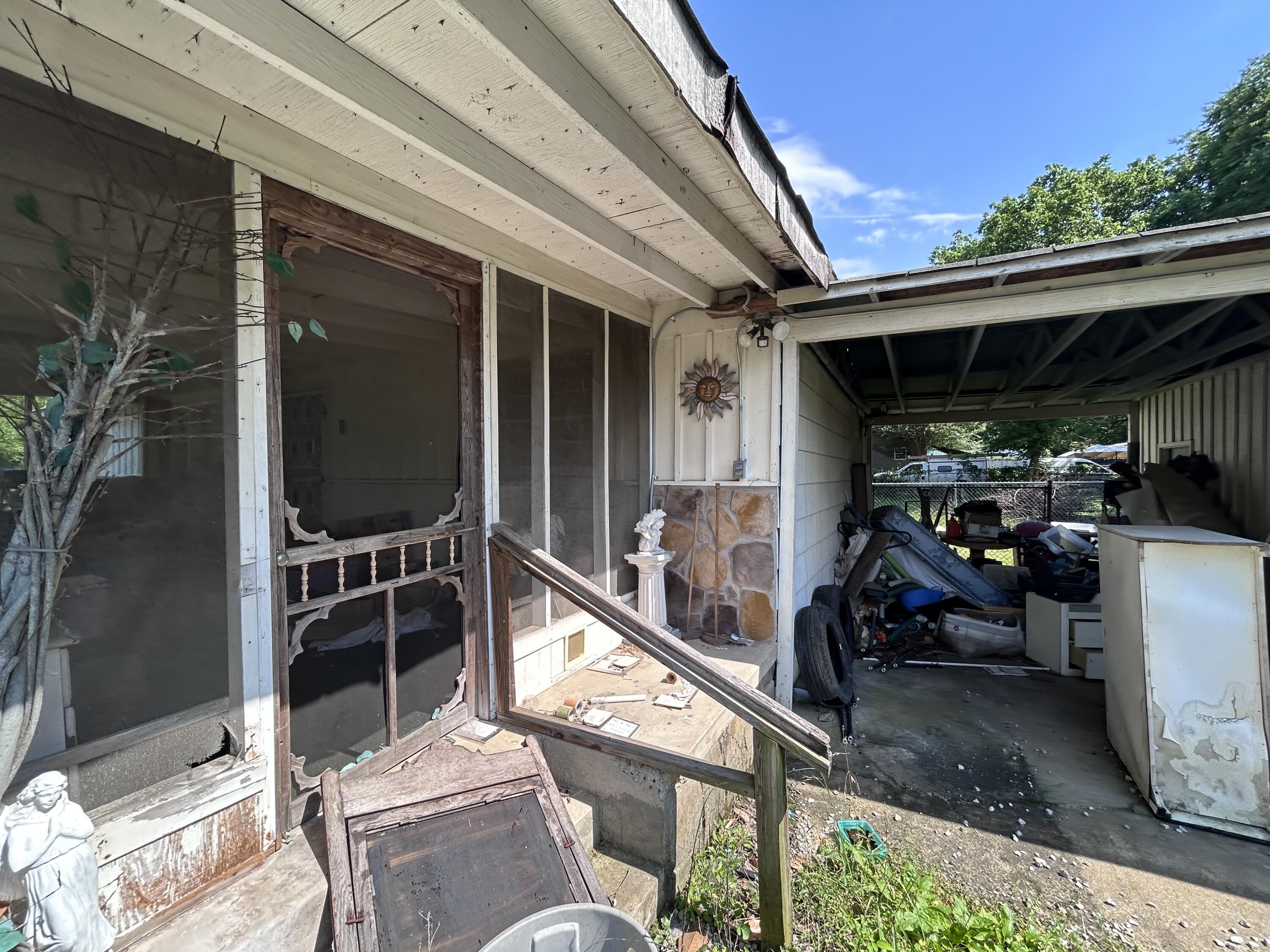 584 W State Line Road