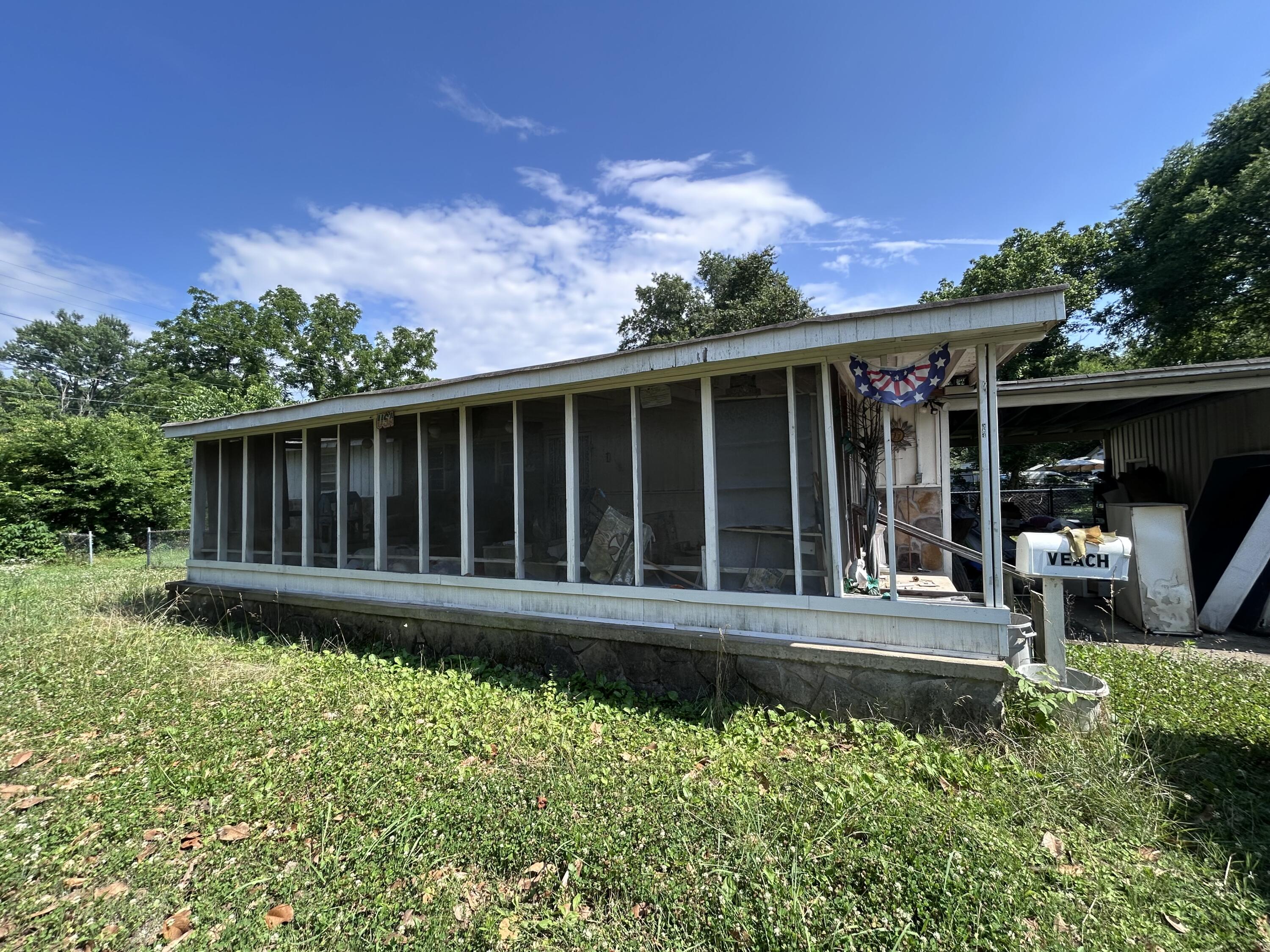 584 W State Line Road