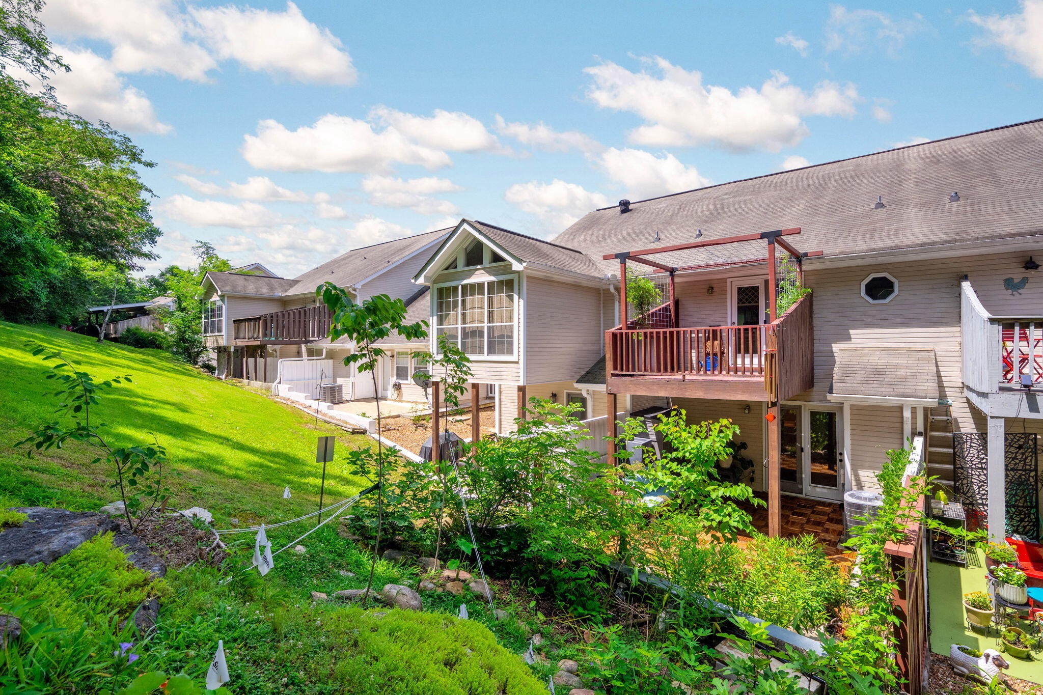 643 W View Road