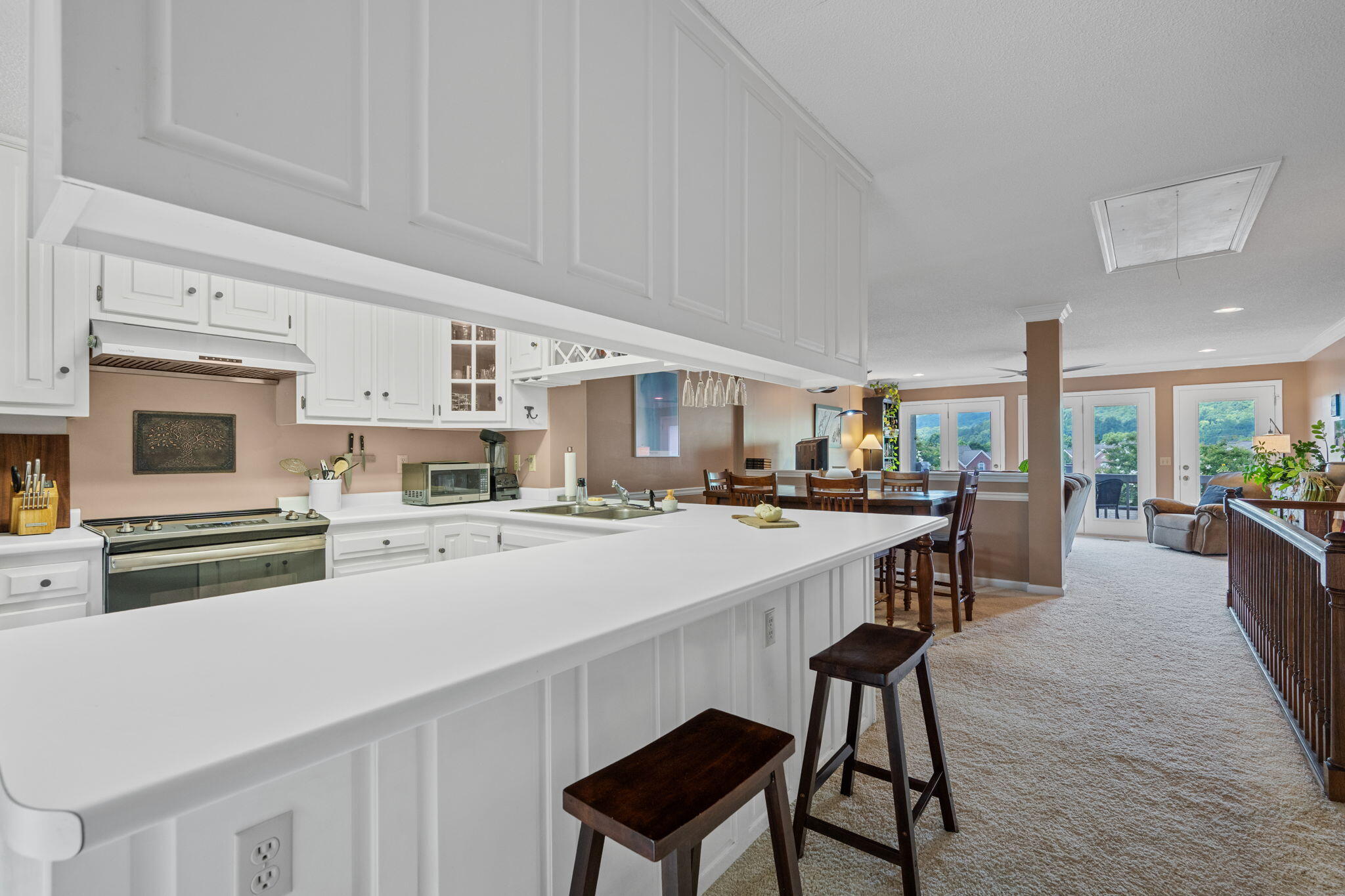 643 W View Road