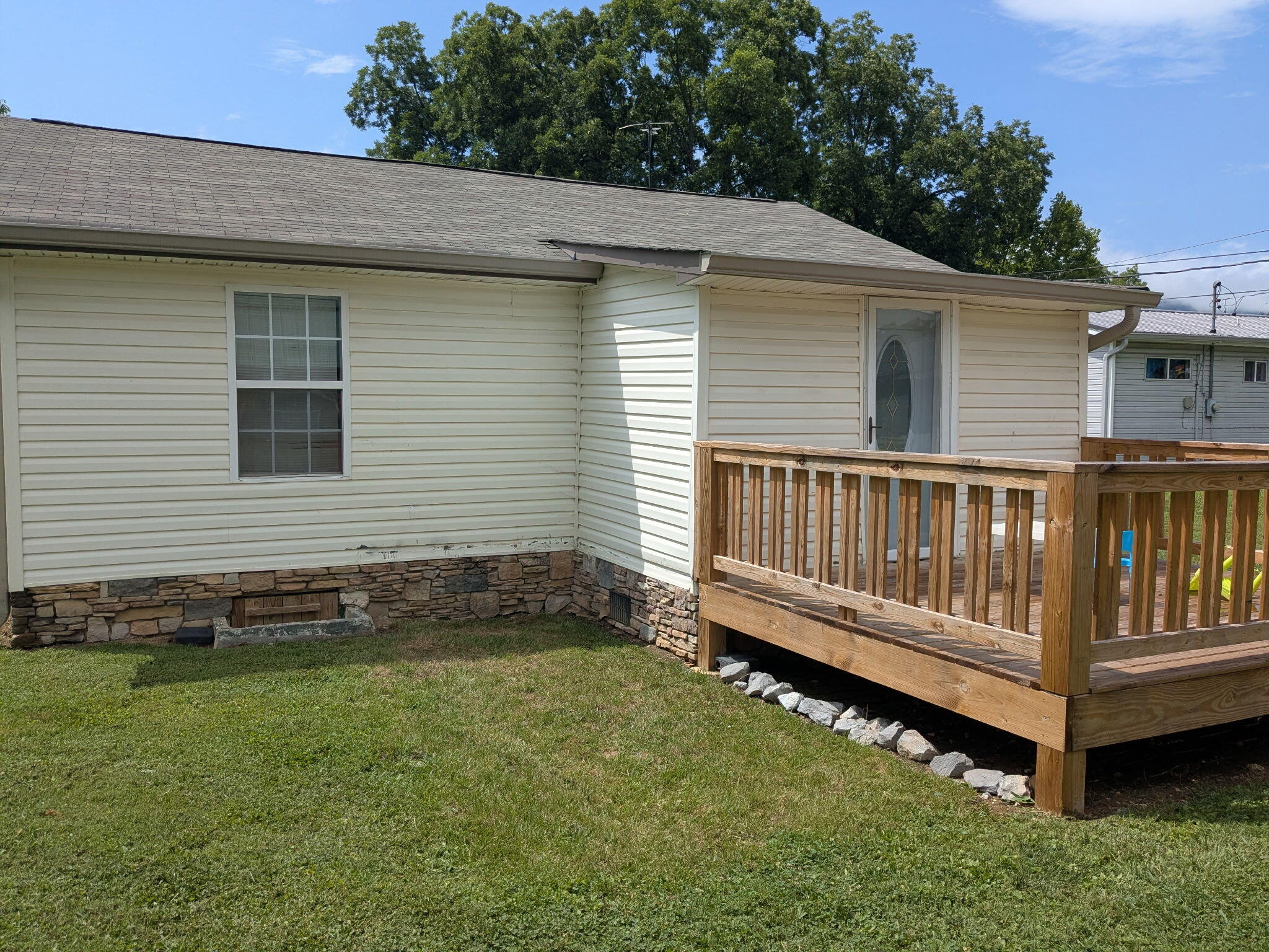 13683 S Highway 28, B