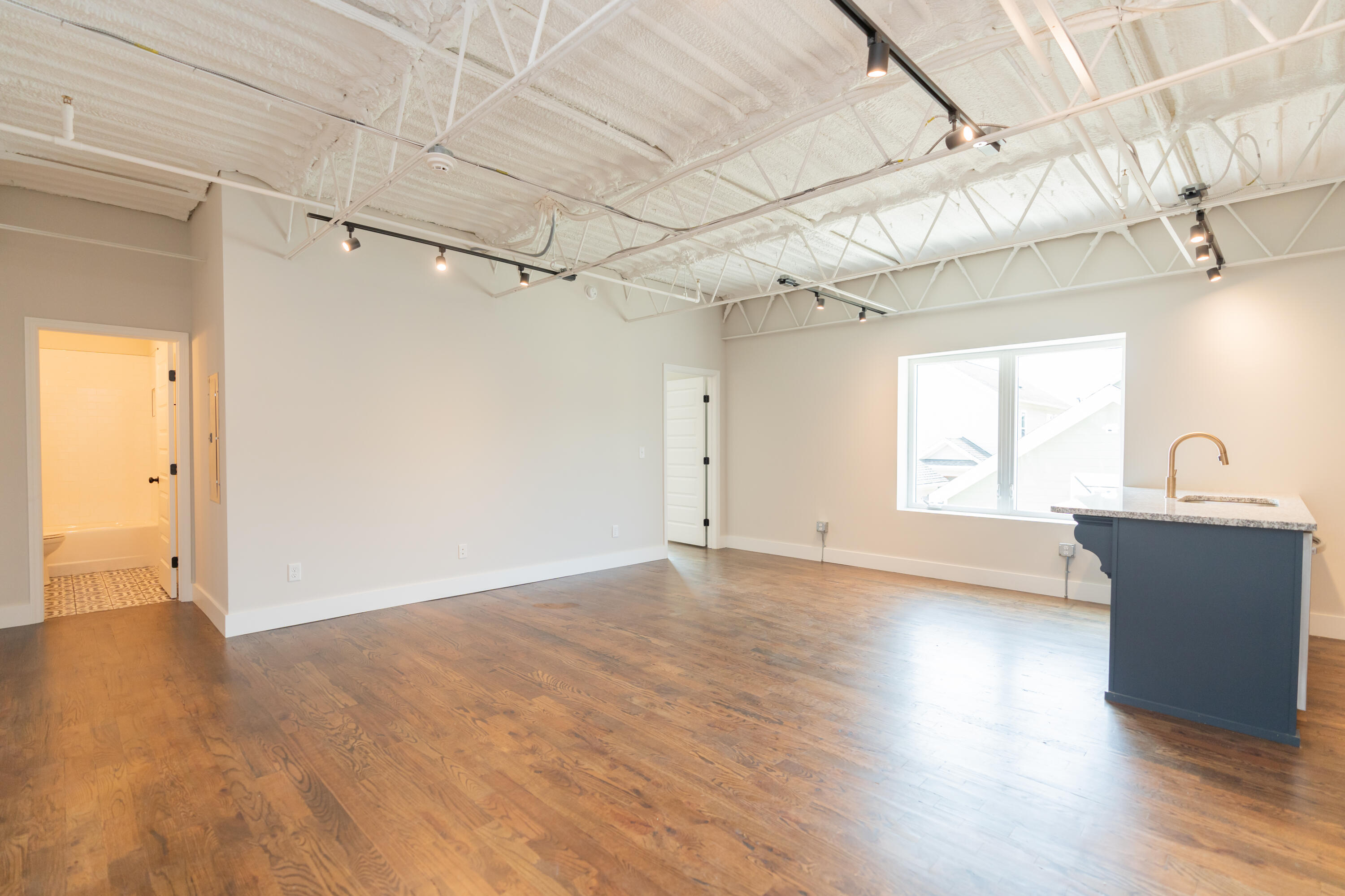 614 E Main Street, 206