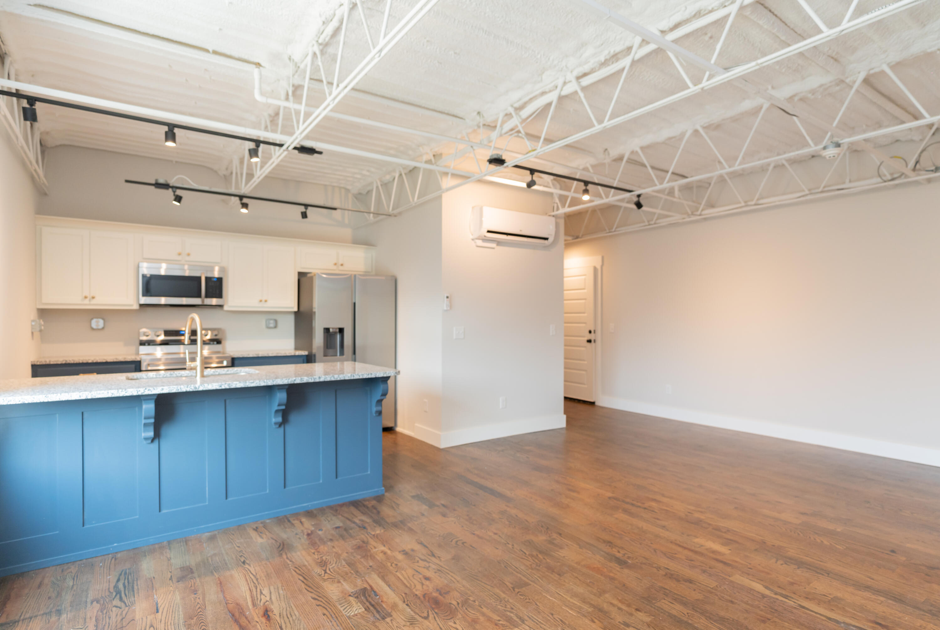 614 E Main Street, 206