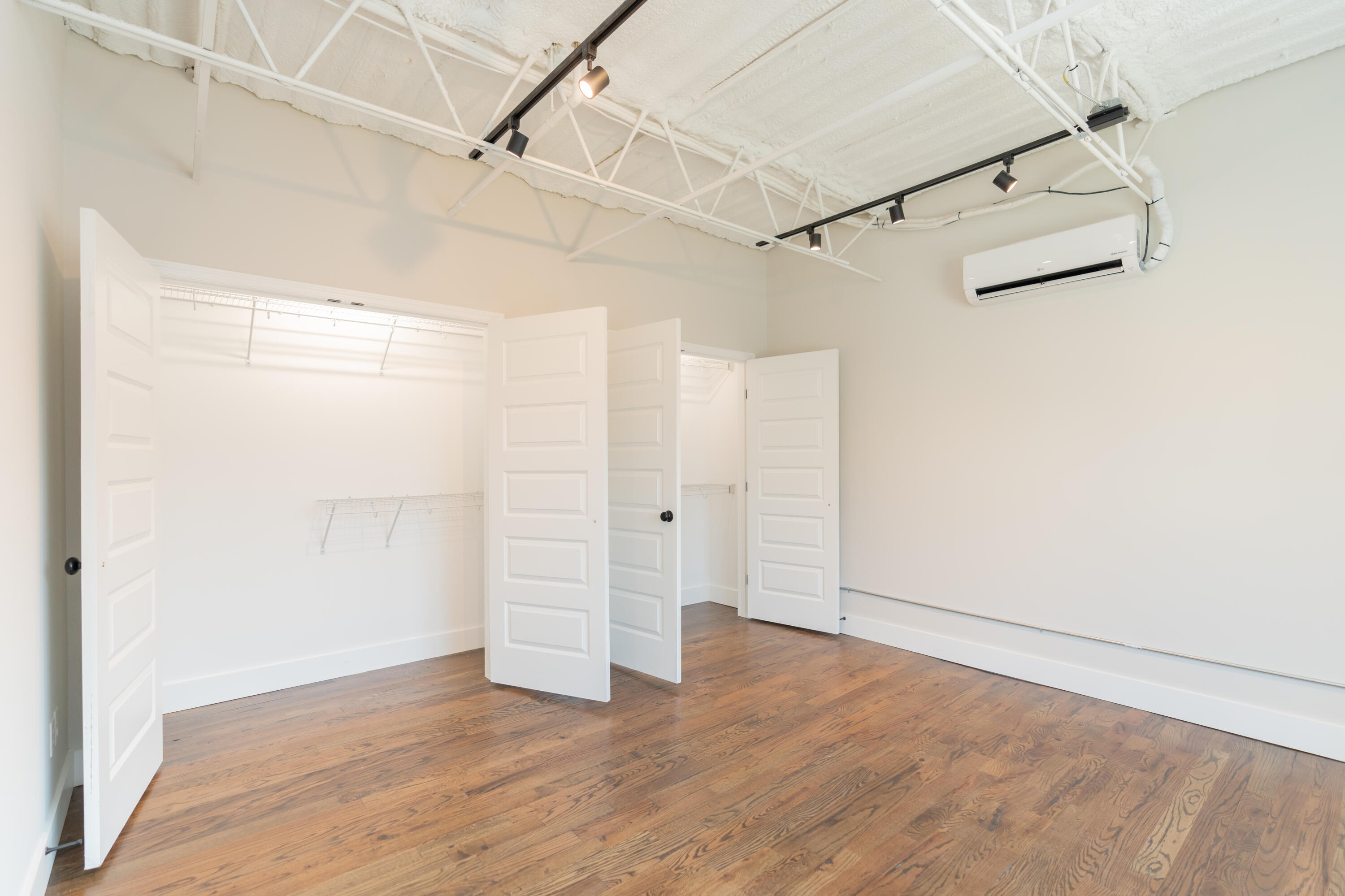 614 E Main Street, 206