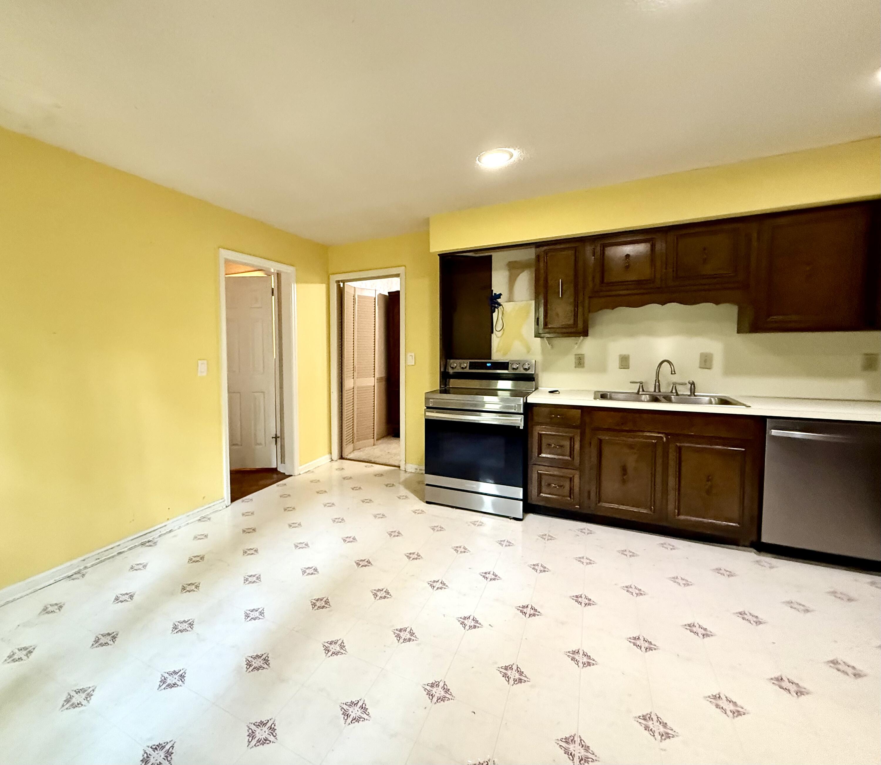 6524 Lake Shadows Circle