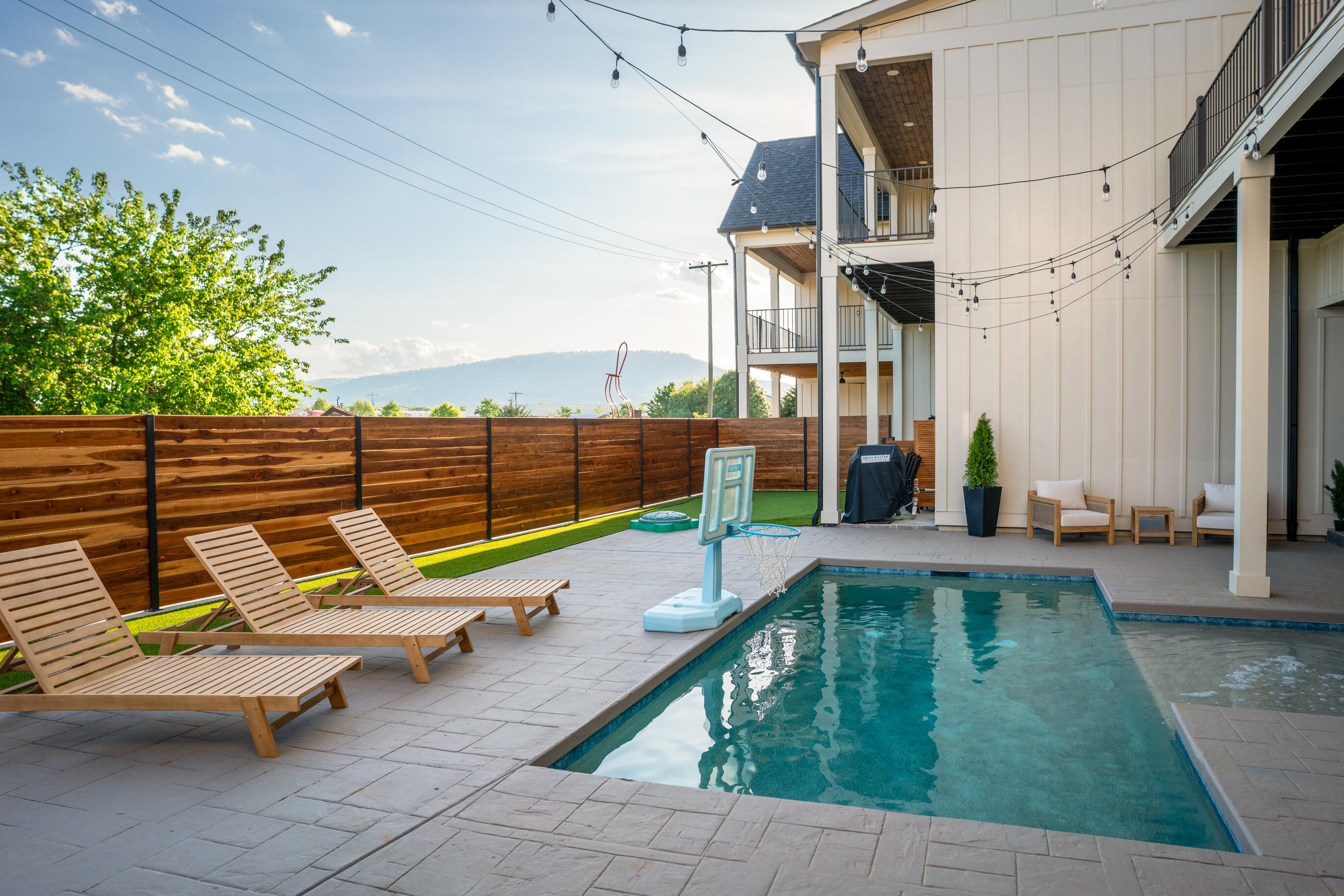 998 Montague Place