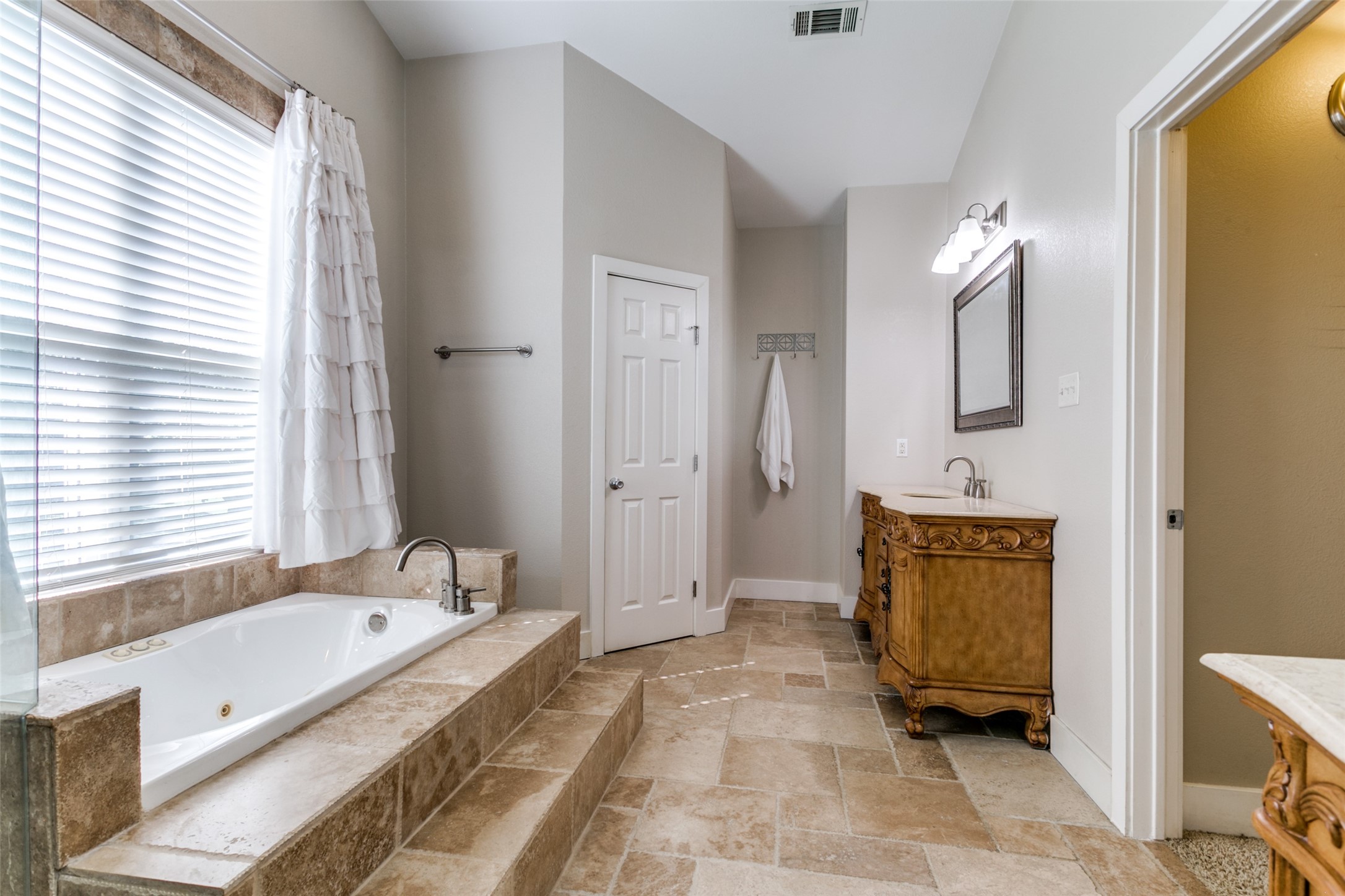 5813 Hunter Trail