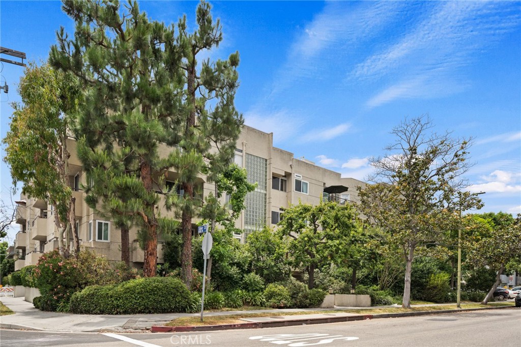 3561 Clarington Avenue 310