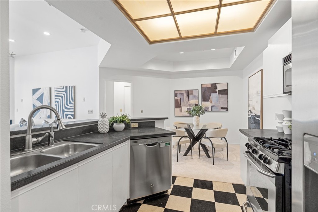 3561 Clarington Avenue 310