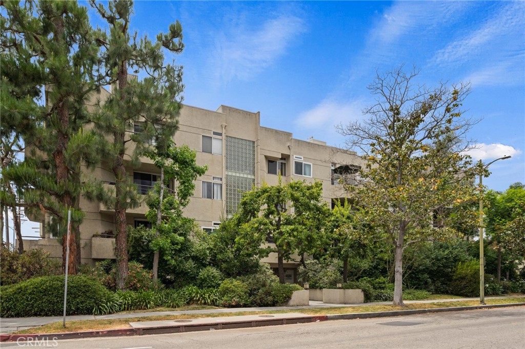 3561 Clarington Avenue 310