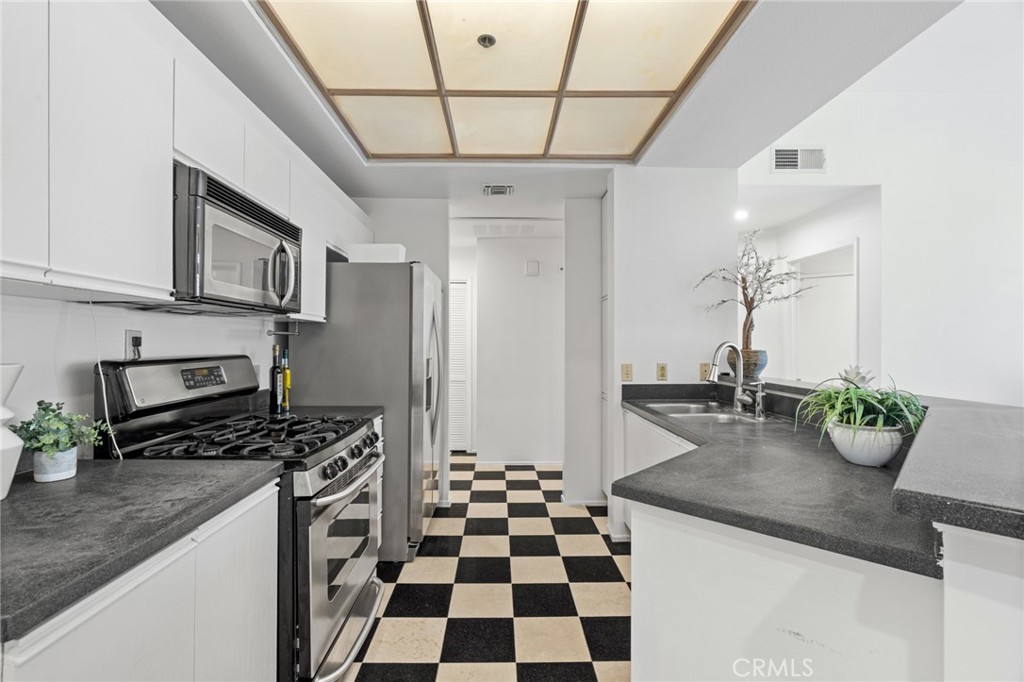 3561 Clarington Avenue 310