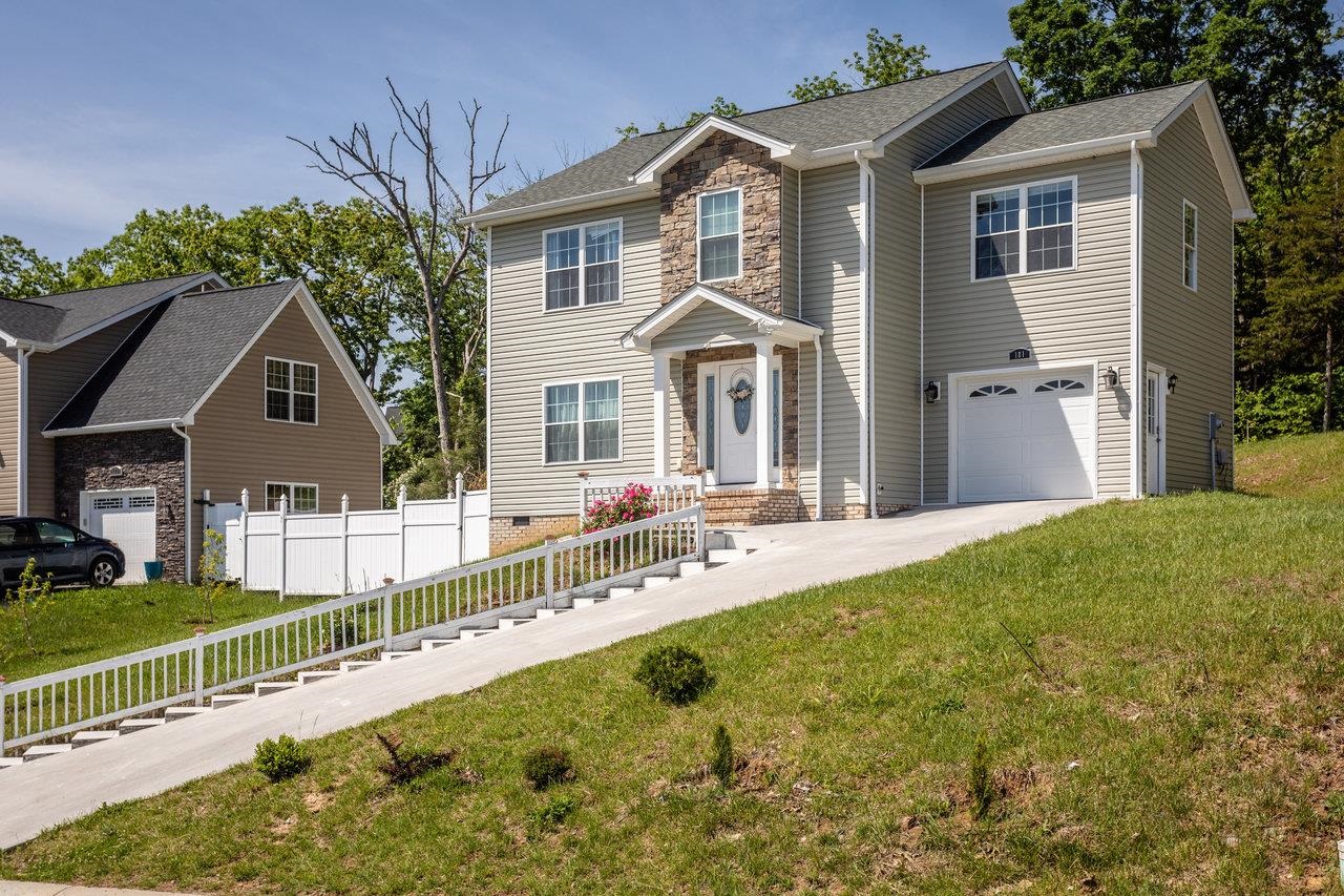 181 SUFFOLK DR