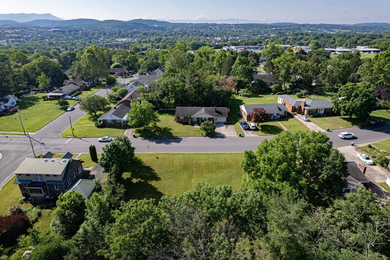 1009 S DOGWOOD DR