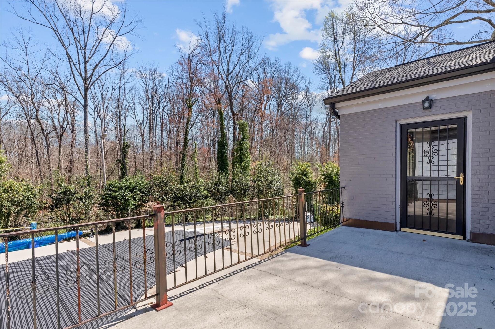 214 Lake Drive E