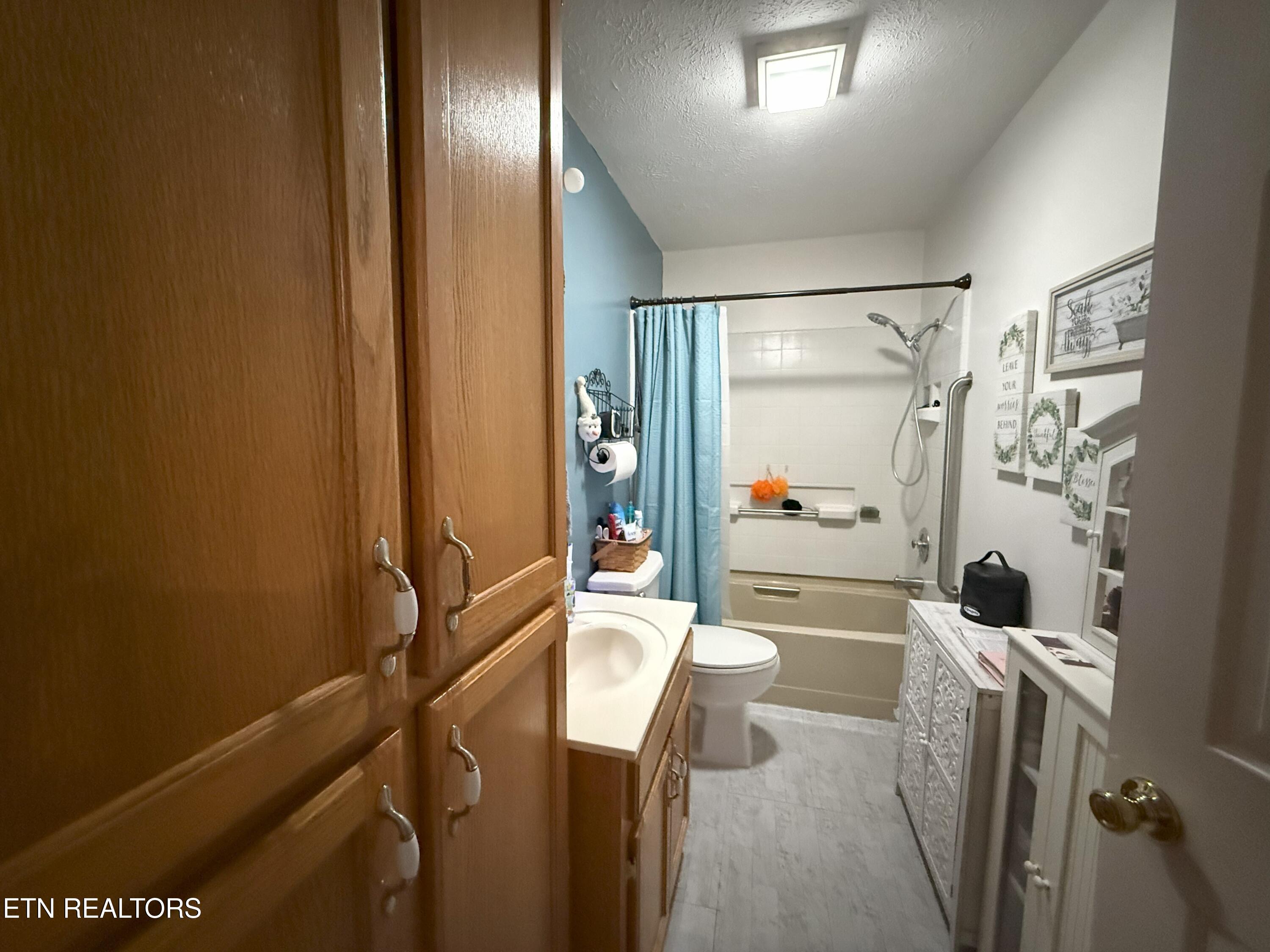 6105 S South York Hwy