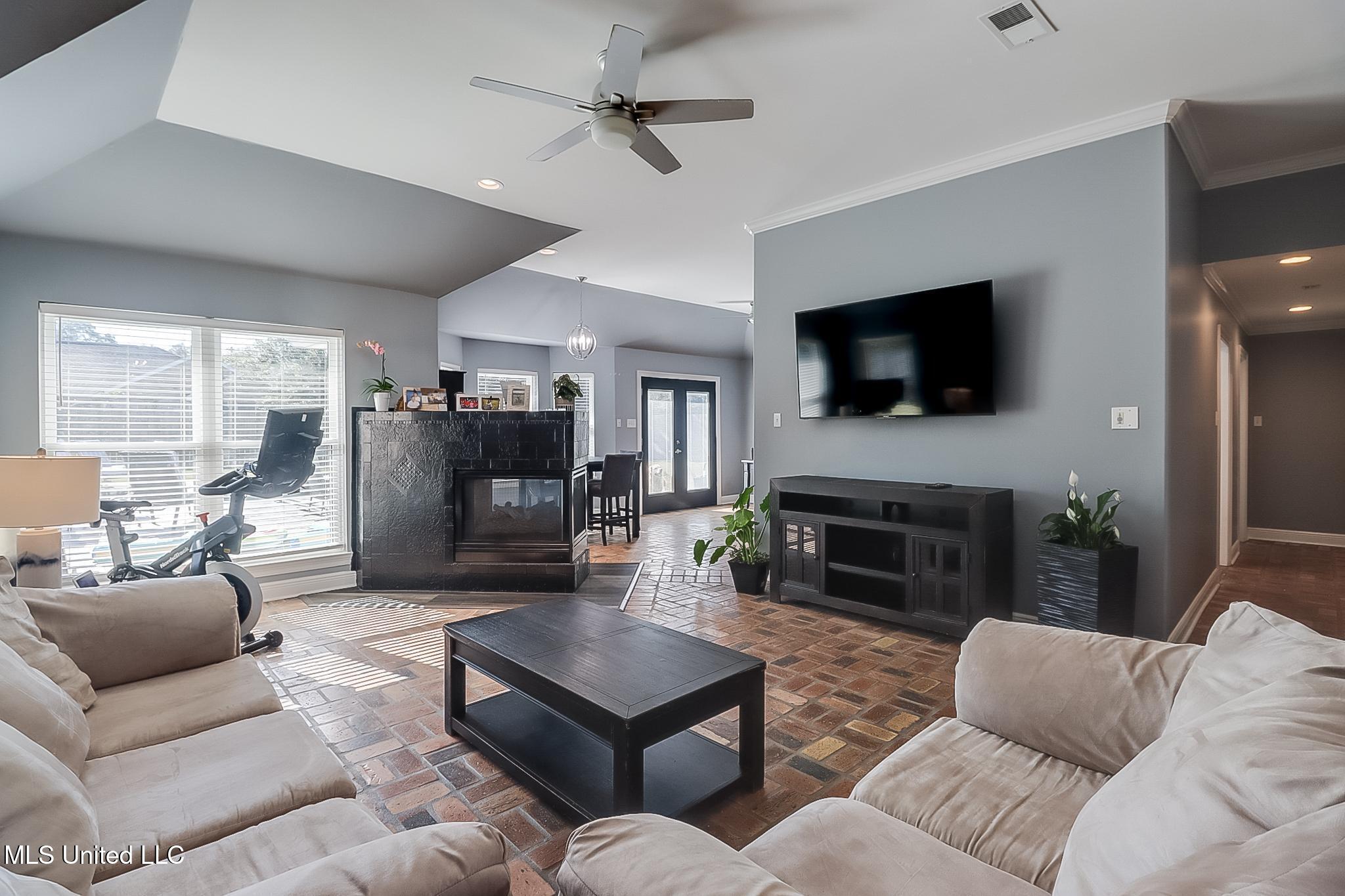 2439 W Shore Drive
