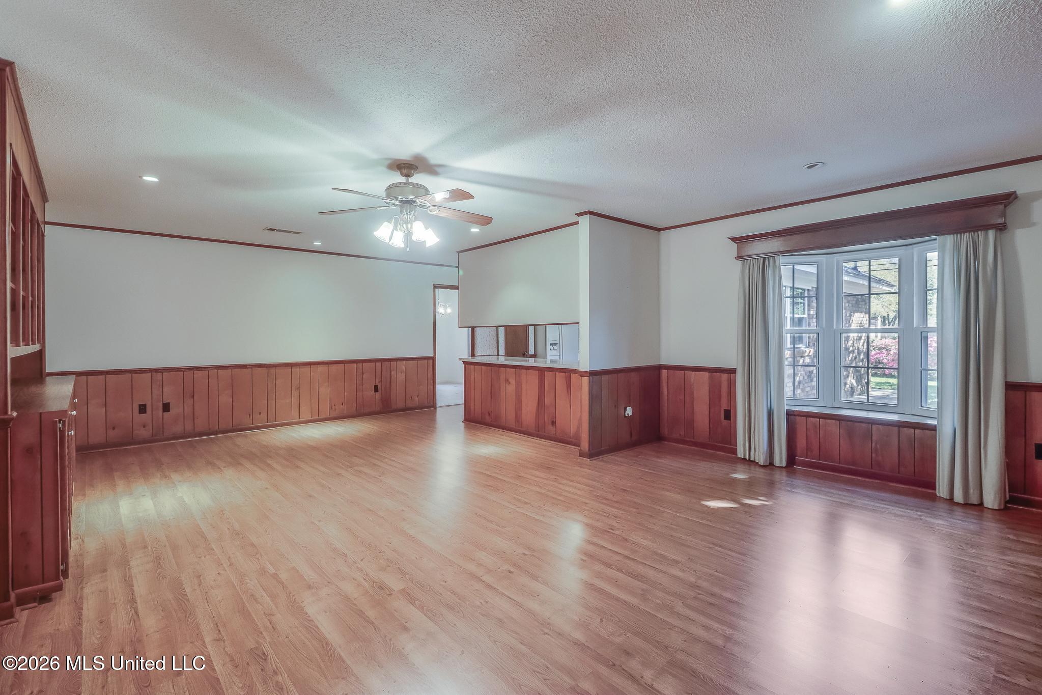 350 Oakridge Circle