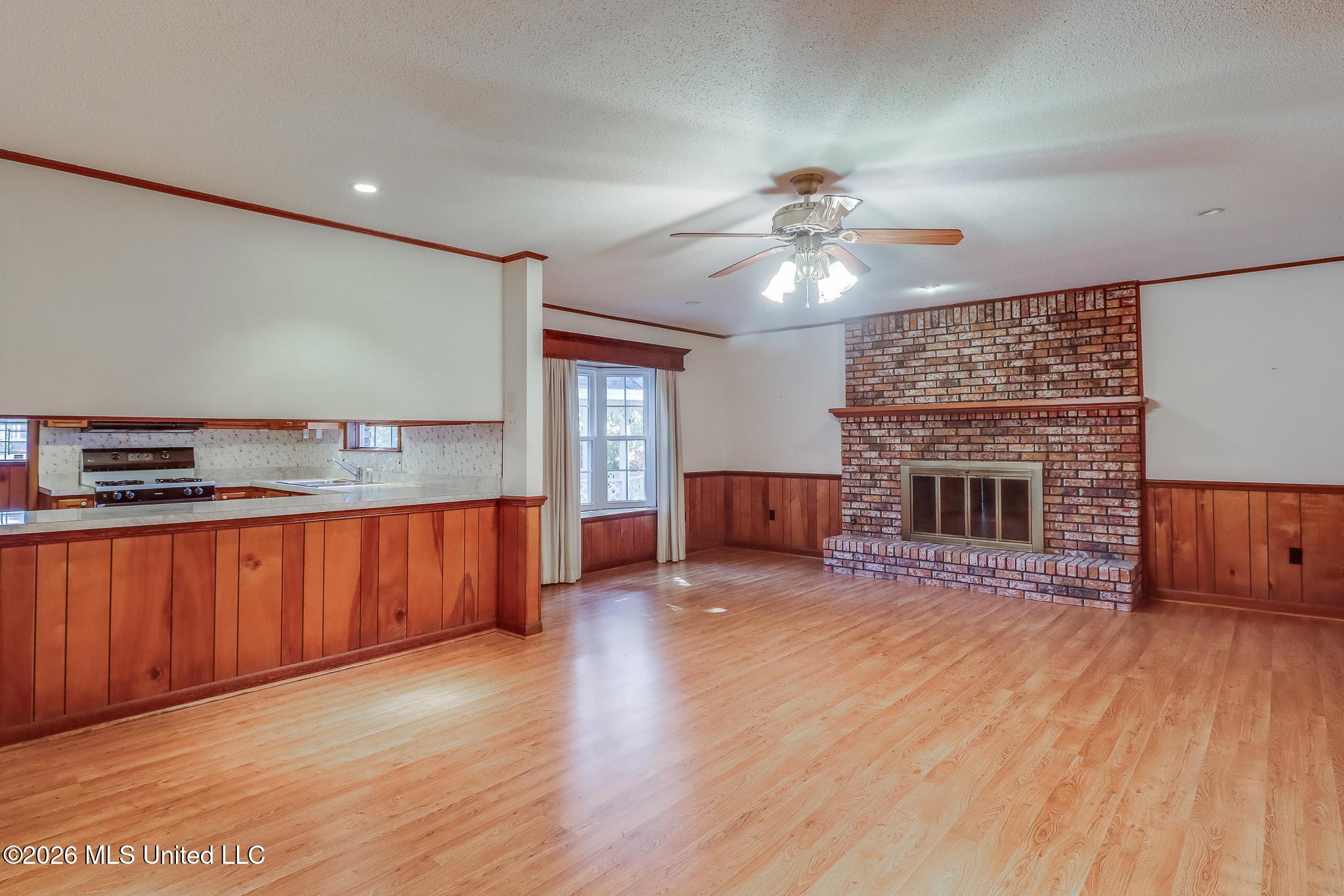 350 Oakridge Circle