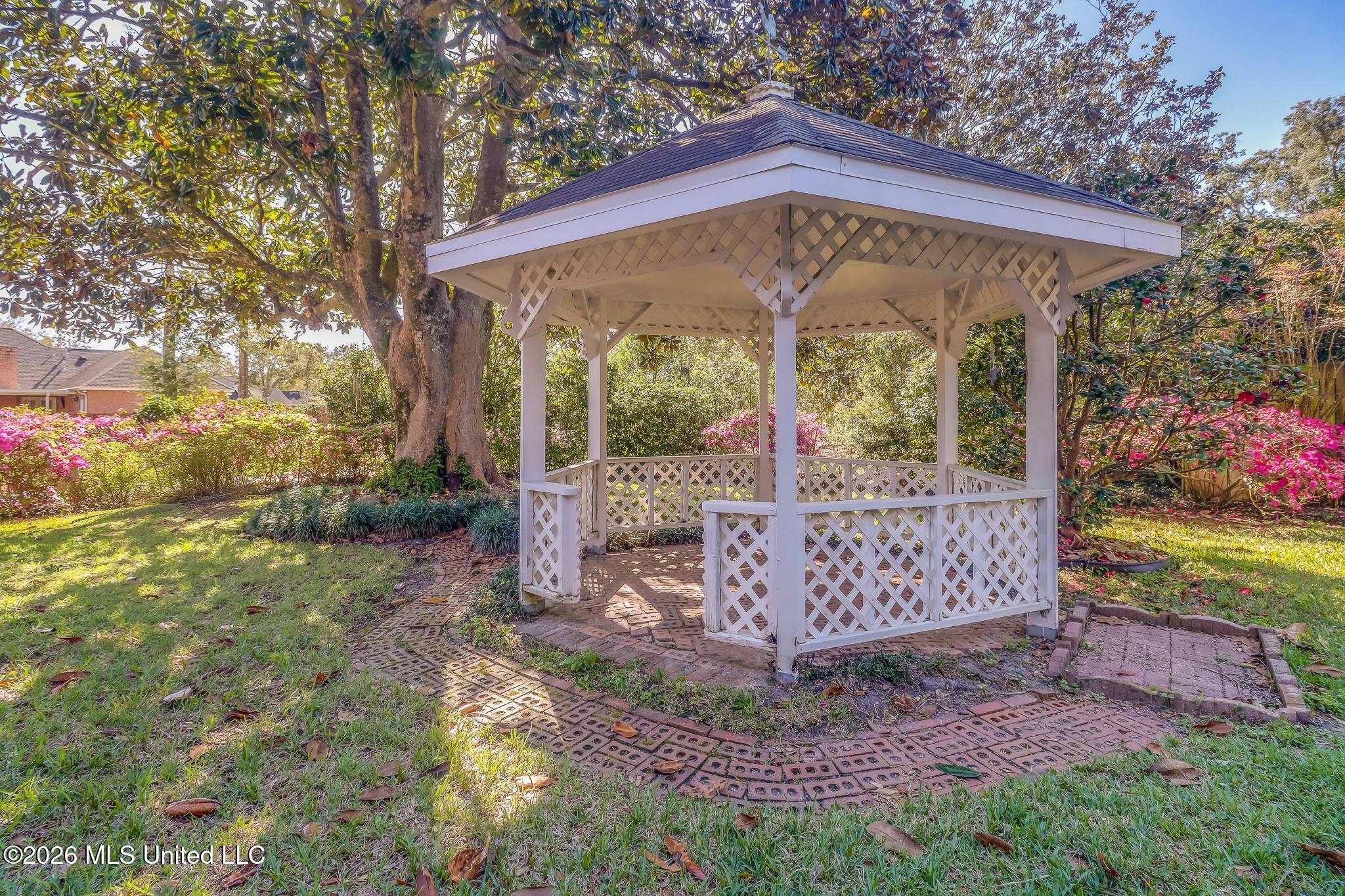 350 Oakridge Circle