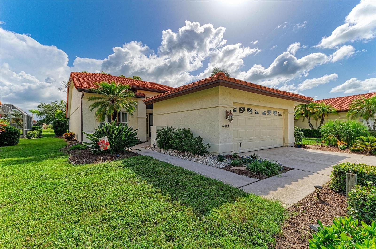 4909 CLUBVIEW CT E