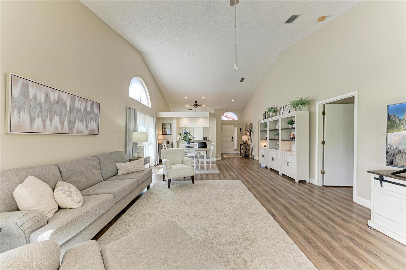 4909 CLUBVIEW CT E