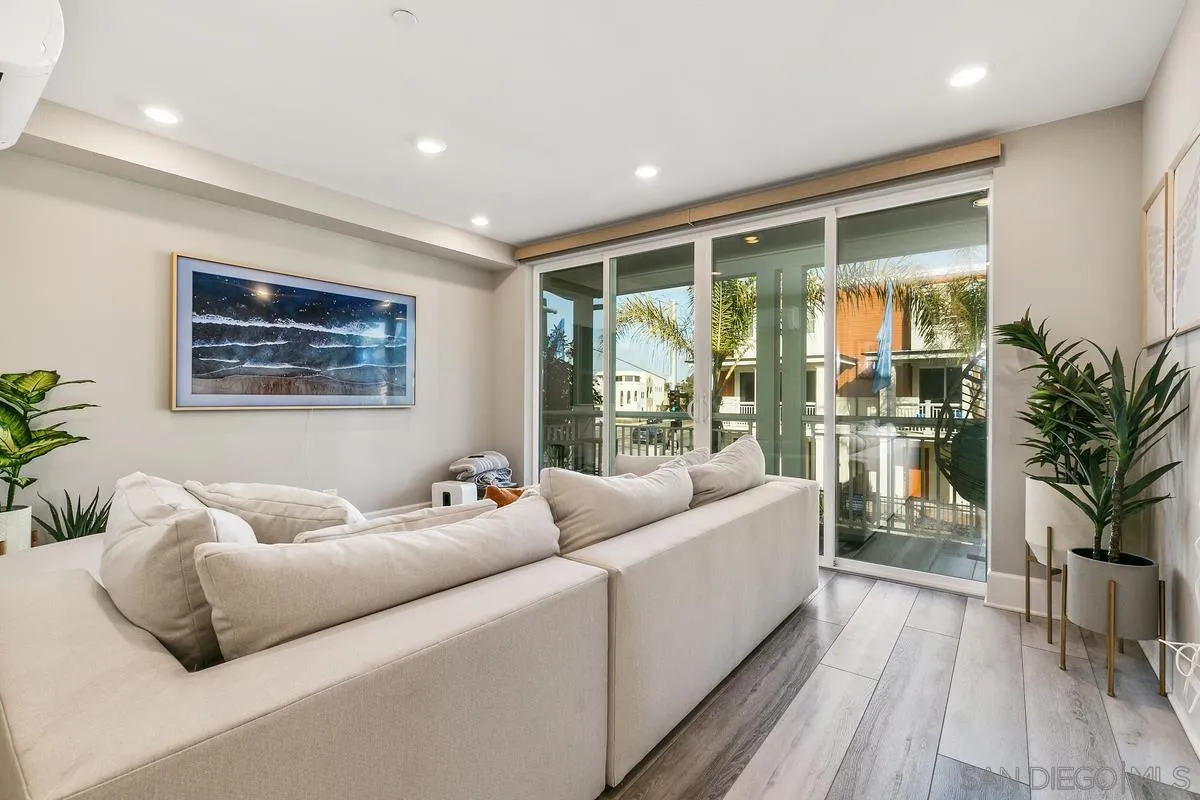 807 Santa Barbara Pl