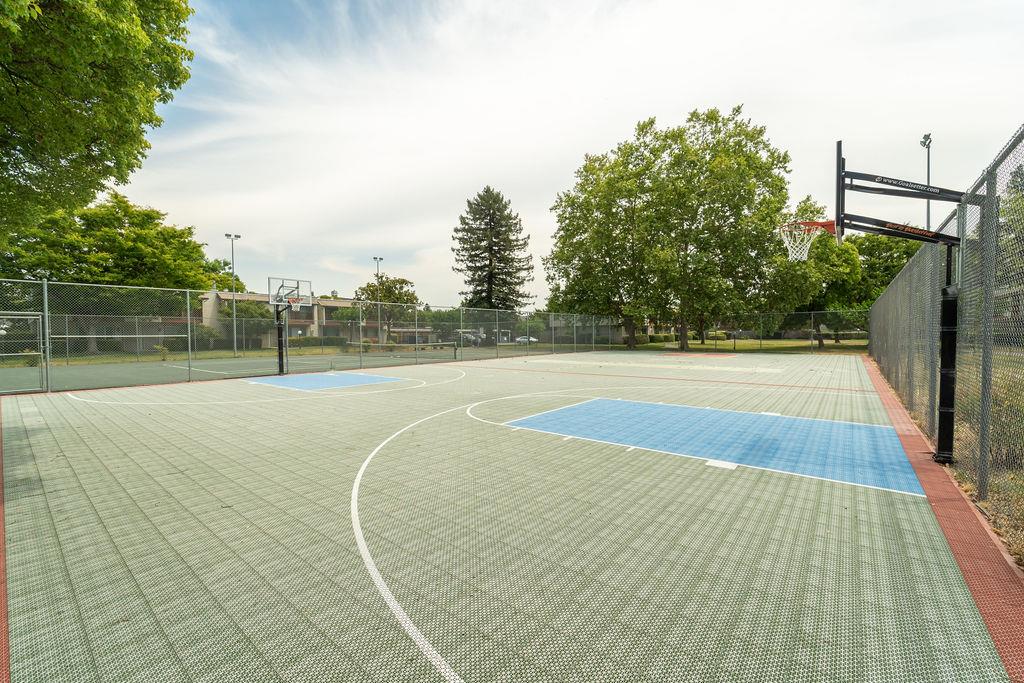 1005 Golf Course DR