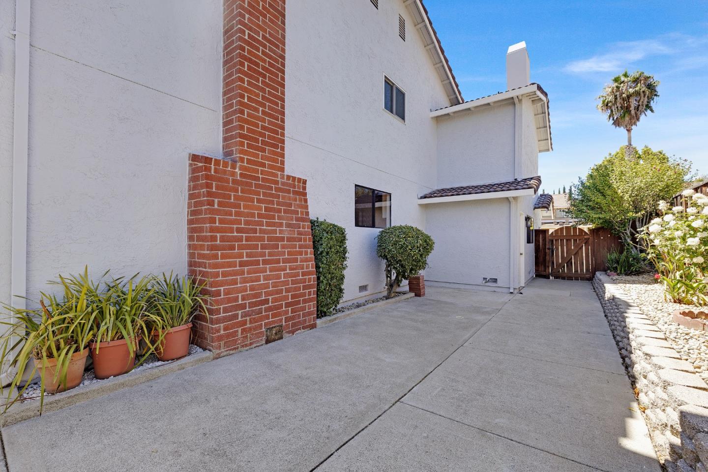 674 Canterbury PL