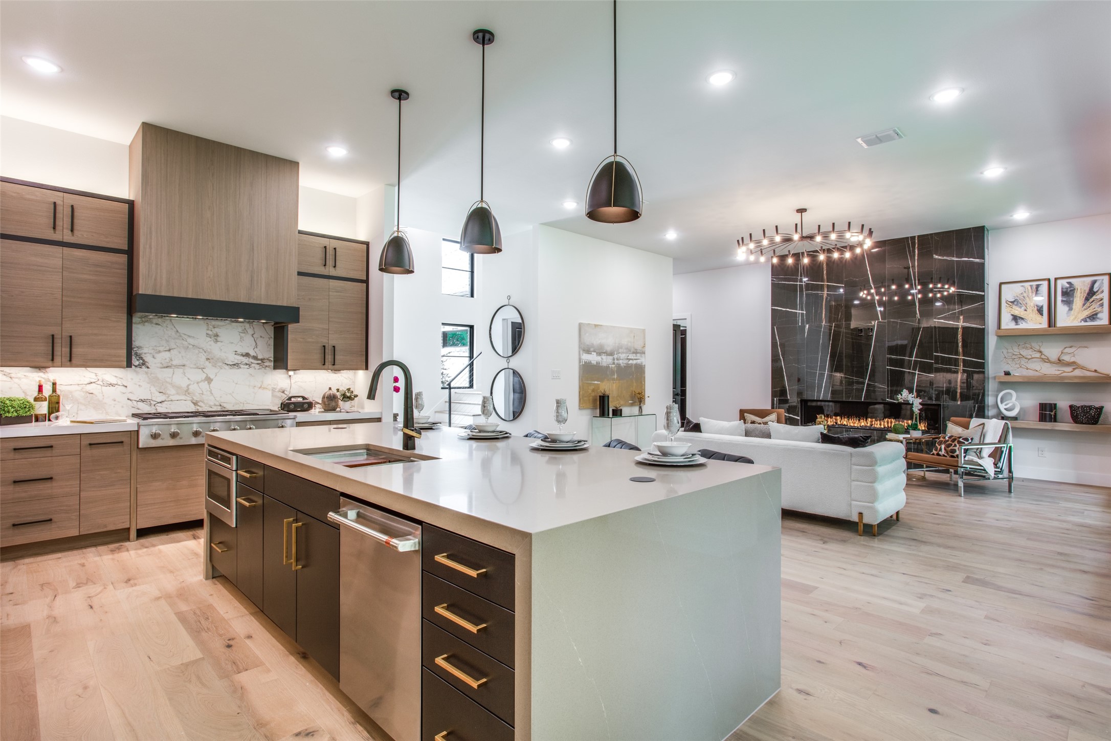 2746 Manchester Lane