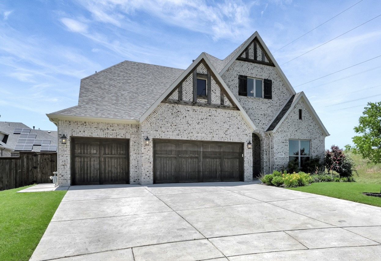 1208 Thornhill Court