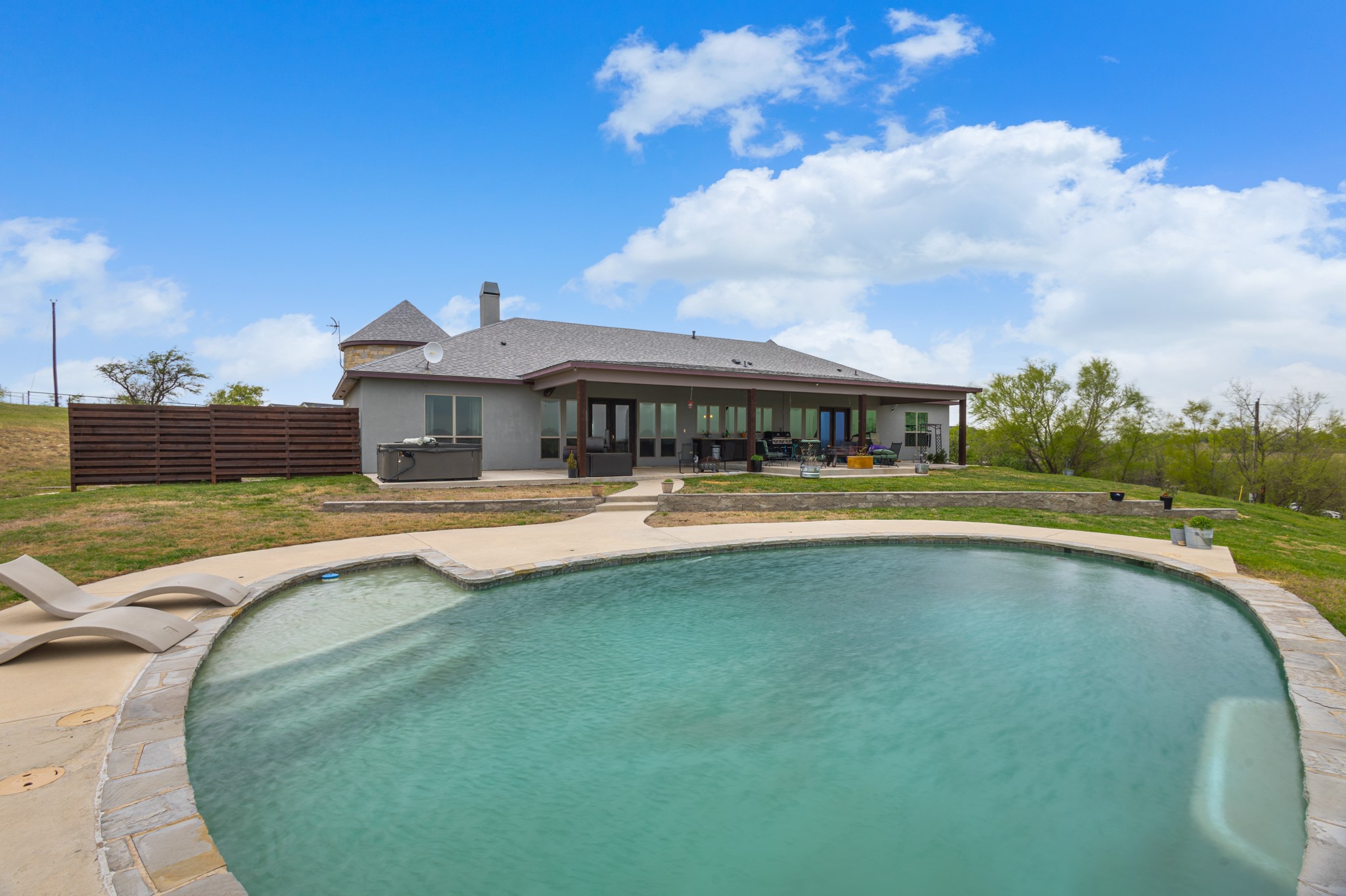 1395 Private Road 4011