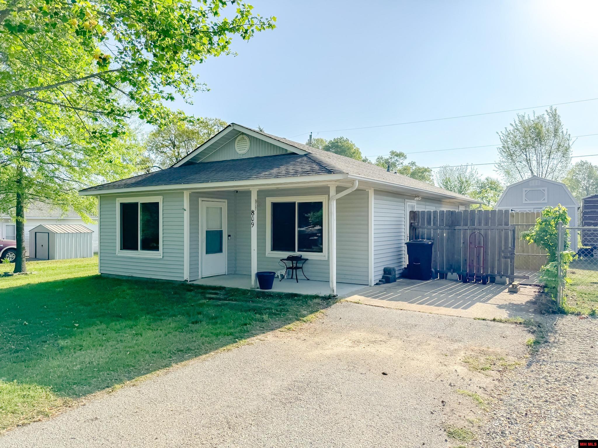 809 SUMMERHILL DRIVE