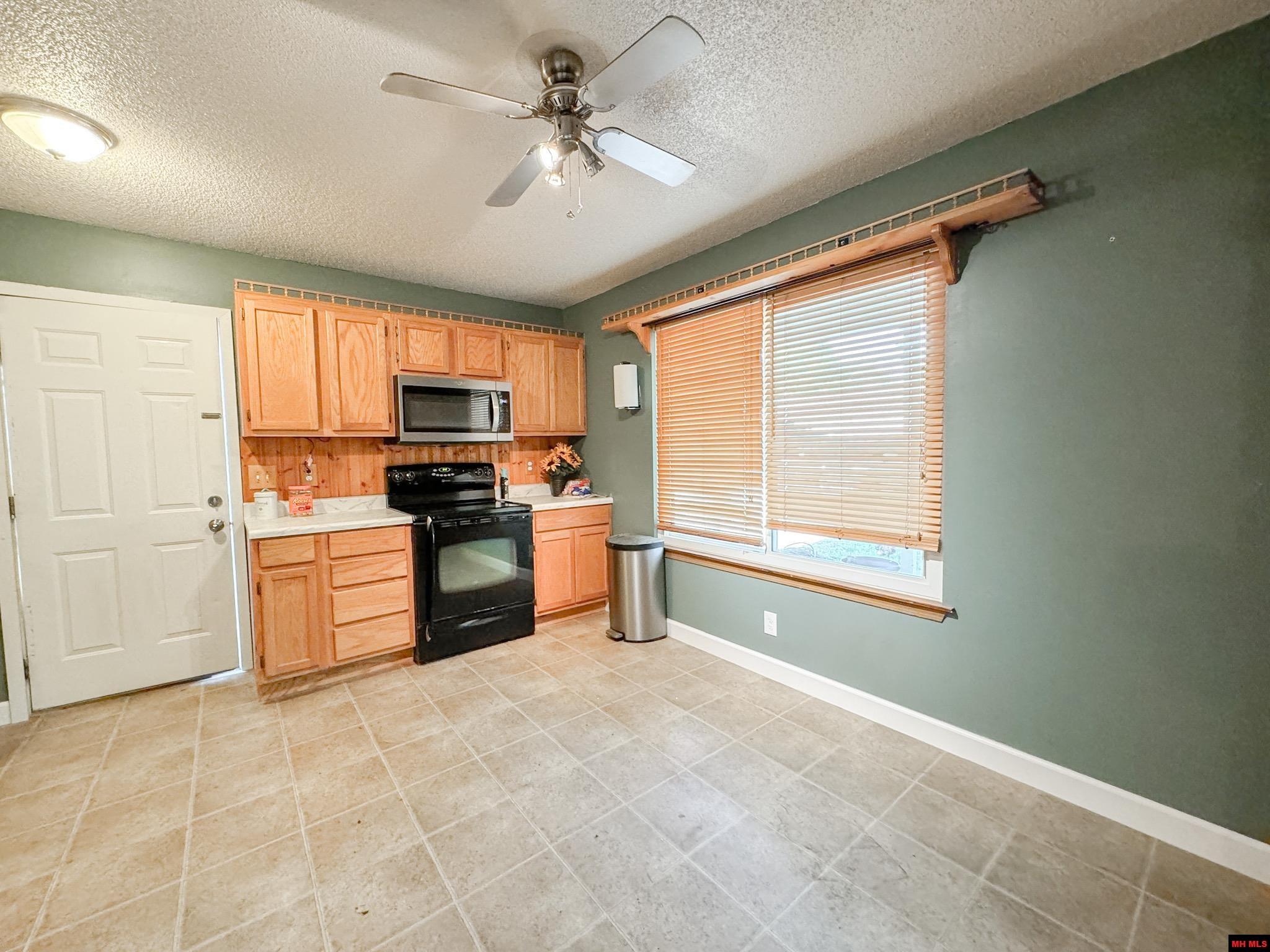 809 SUMMERHILL DRIVE