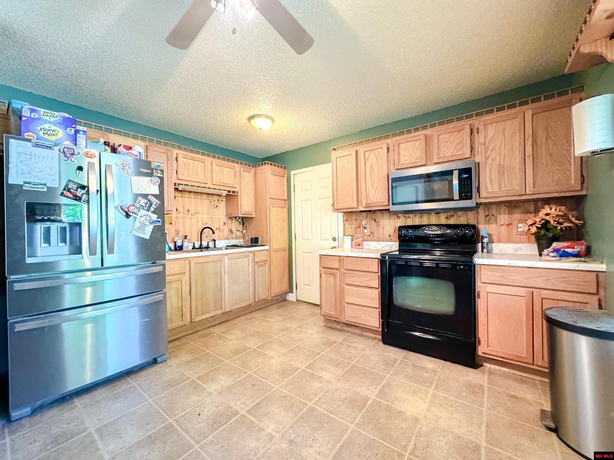 809 SUMMERHILL DRIVE