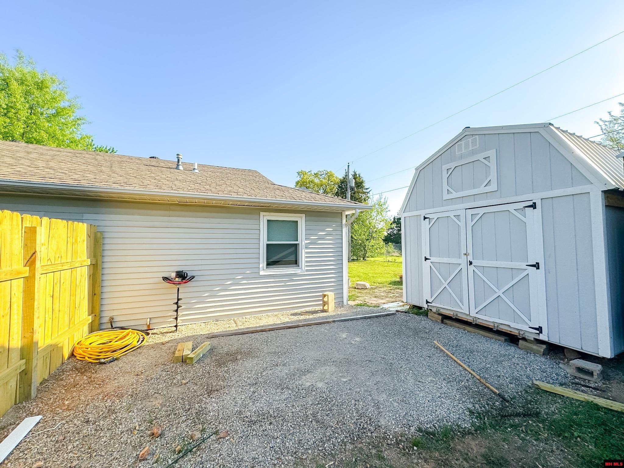 809 SUMMERHILL DRIVE