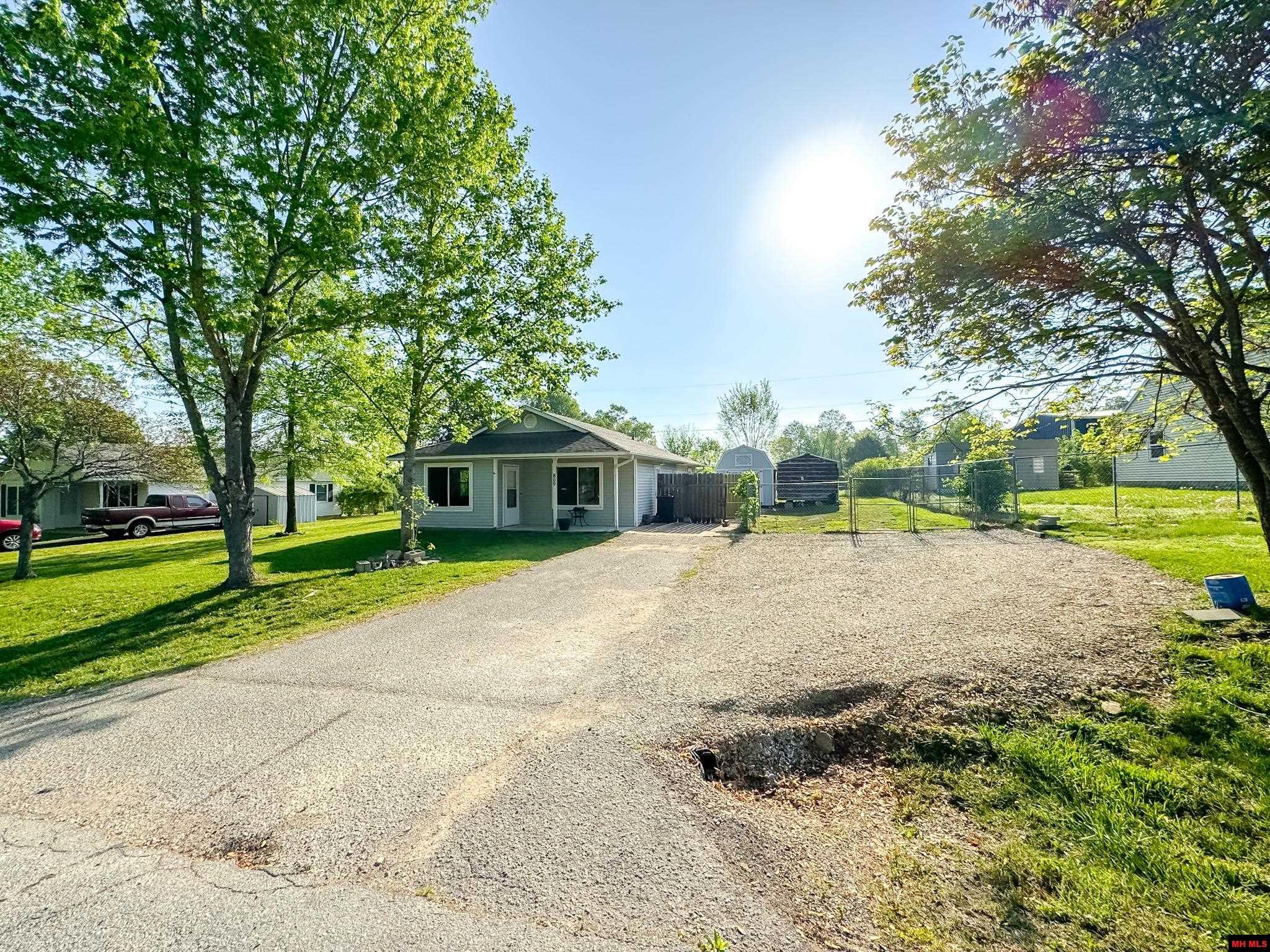 809 SUMMERHILL DRIVE