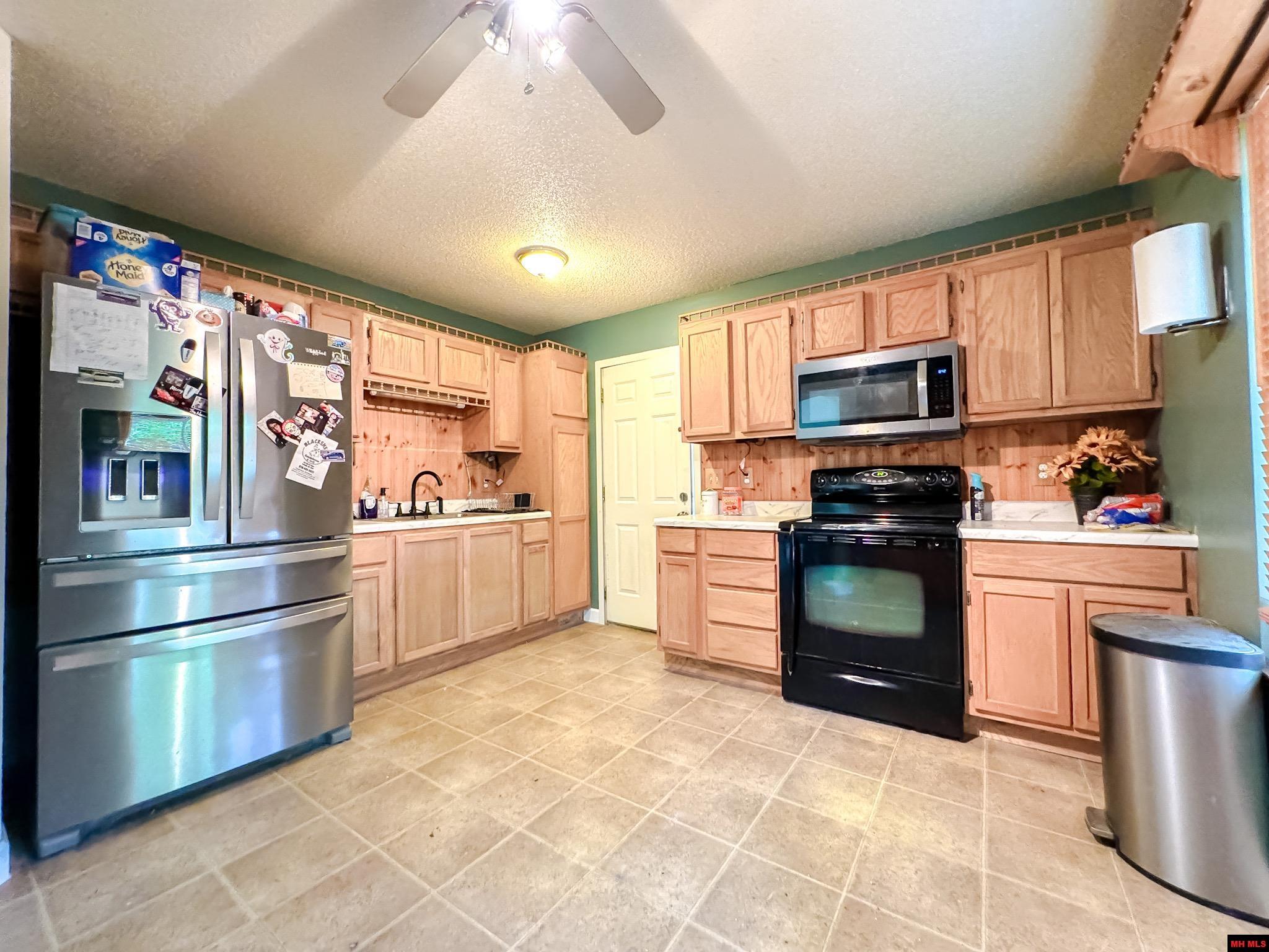 809 SUMMERHILL DRIVE