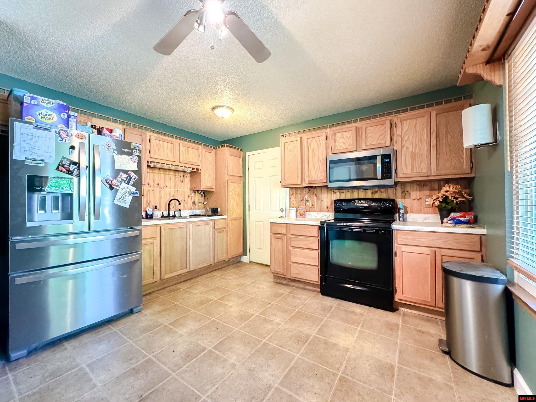 809 SUMMERHILL DRIVE