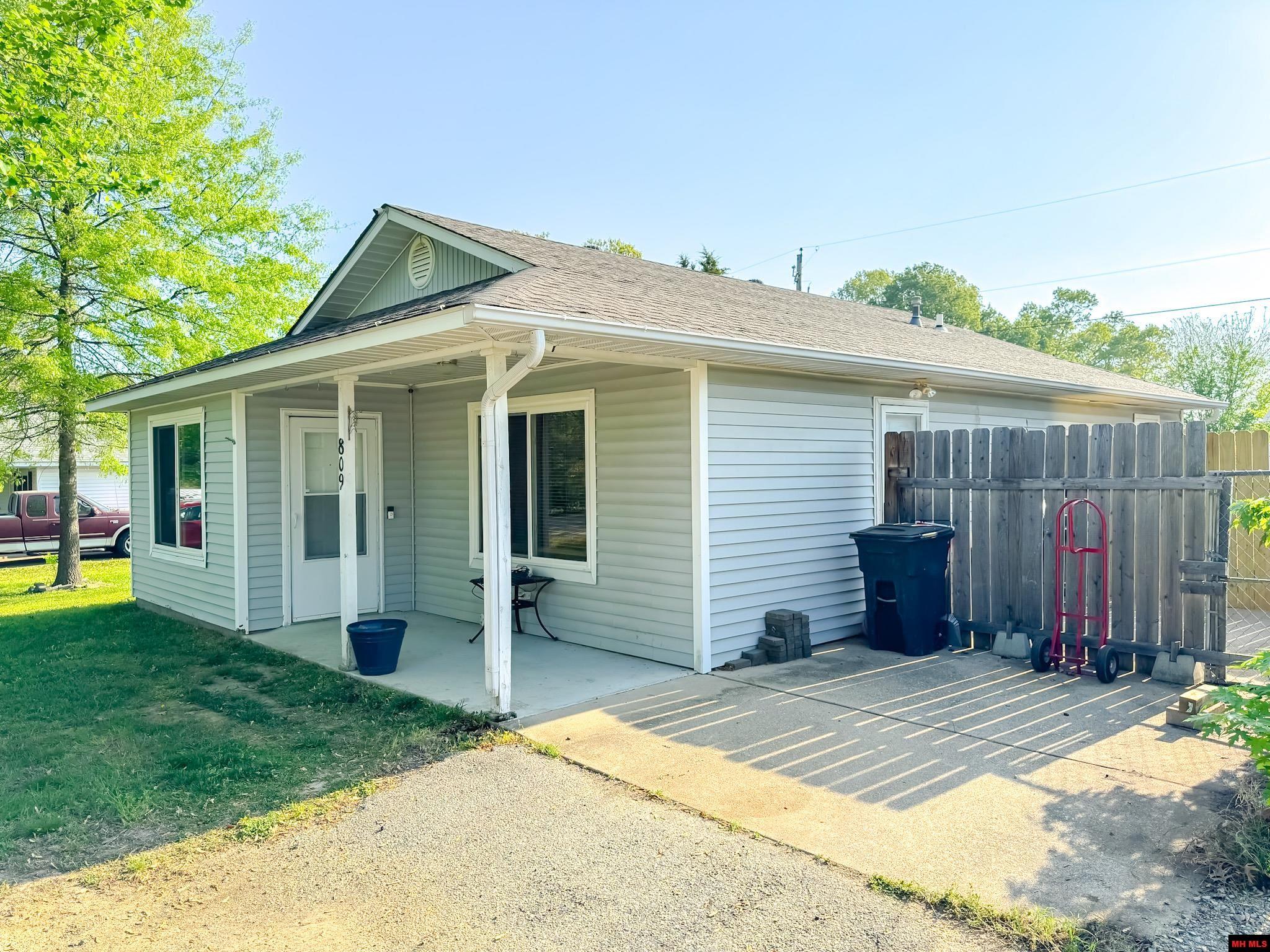 809 SUMMERHILL DRIVE