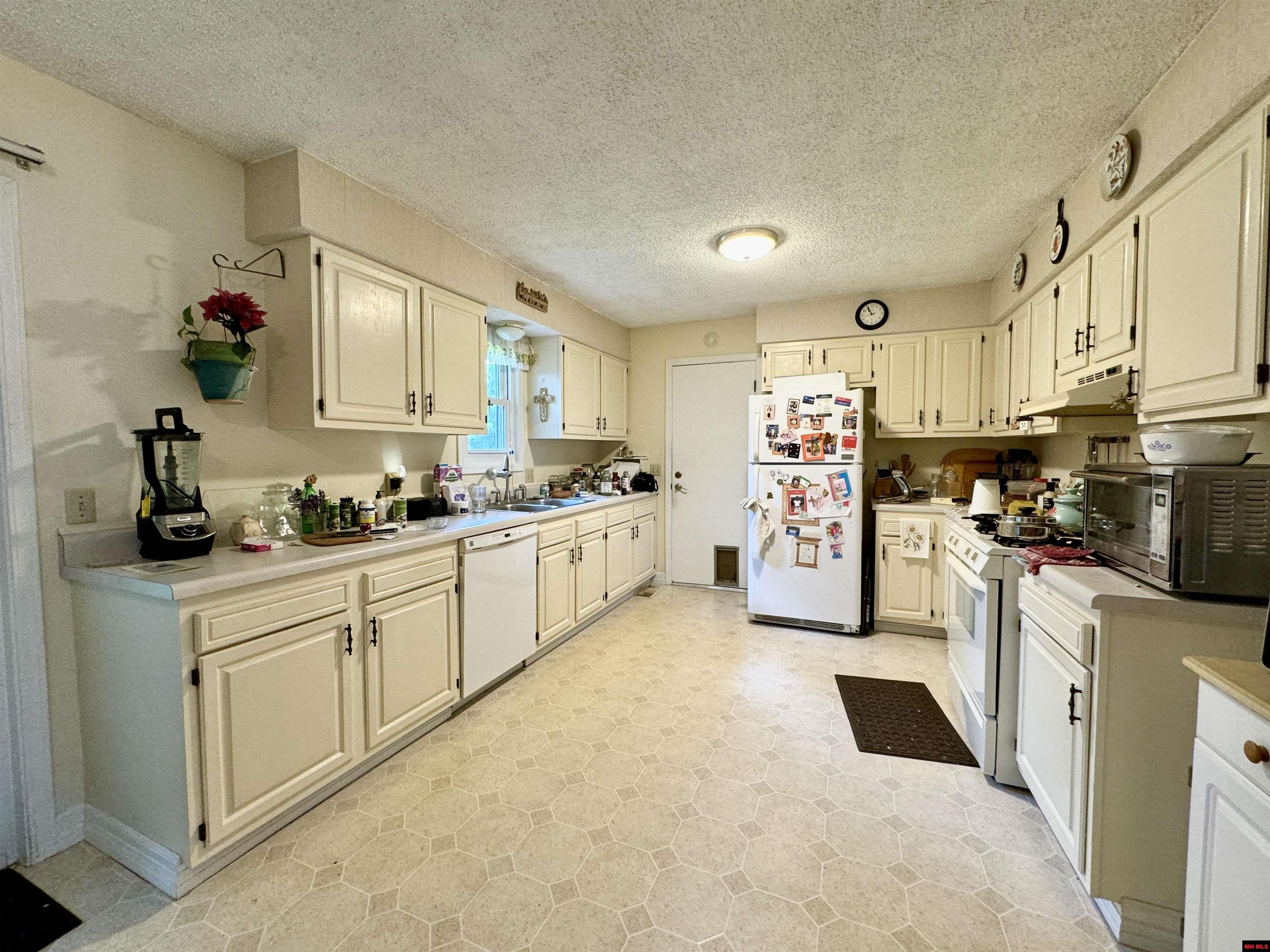 1106 OVERLOOK DRIVE