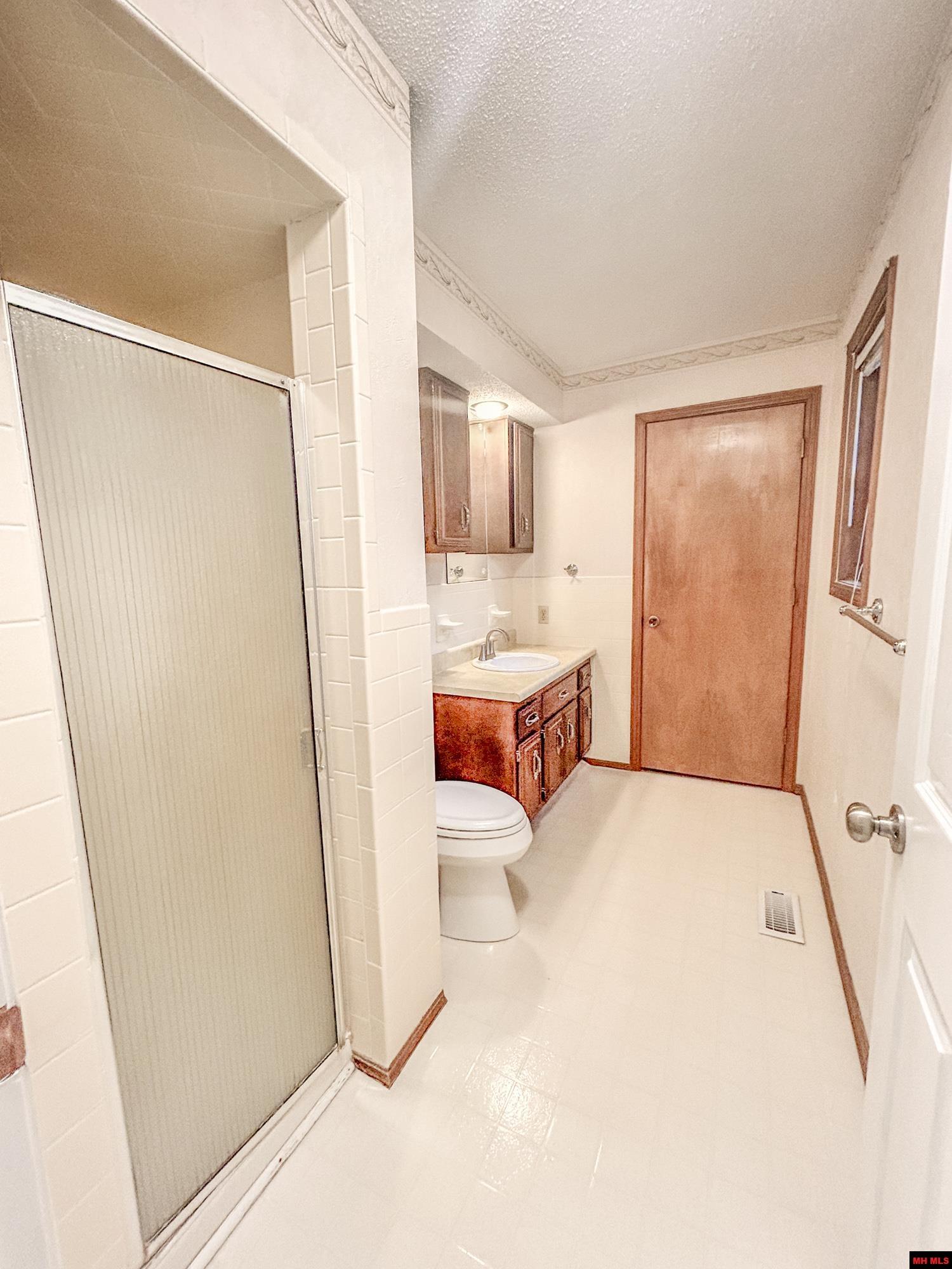 405 RAZORBACK DRIVE