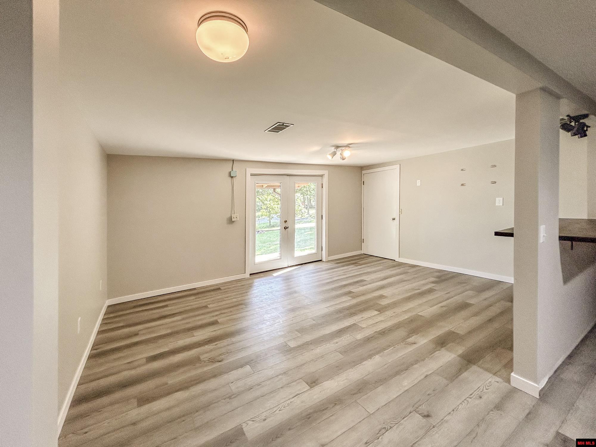 405 RAZORBACK DRIVE